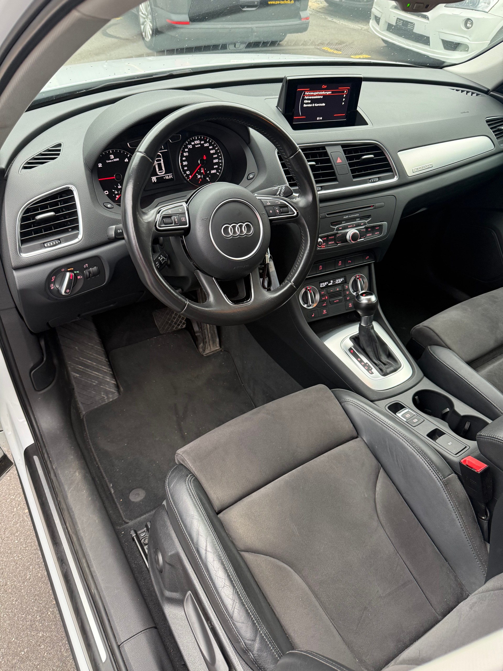 AUDI Q3 2.0 TDI Start quattro S-tronic-image-5