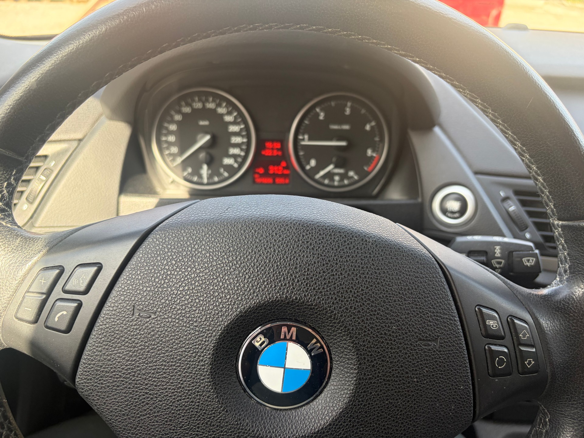 BMW X1 xDrive 18d-image-11