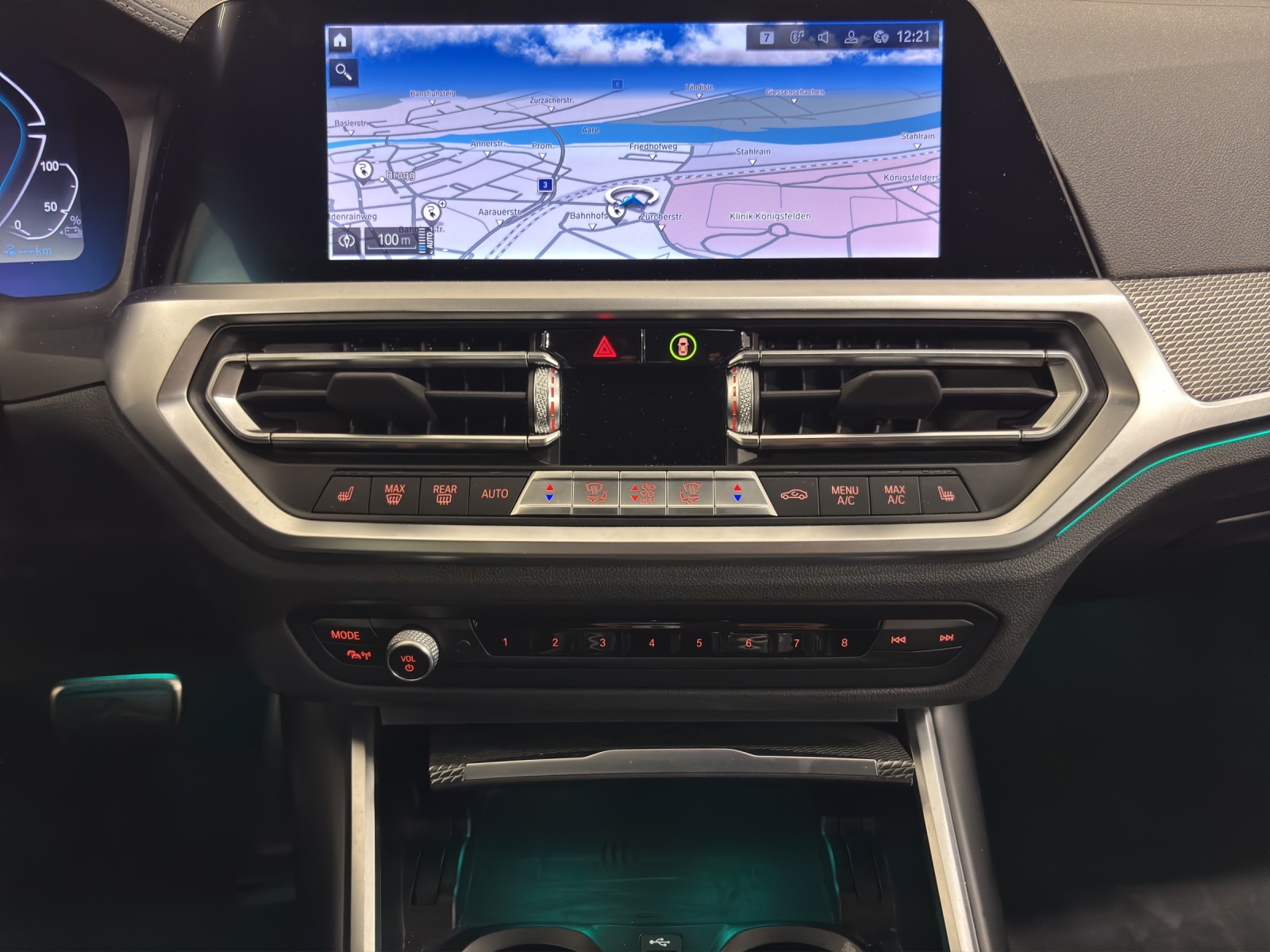 BMW 330e x DriveTouring M Sport Steptronic-image-16