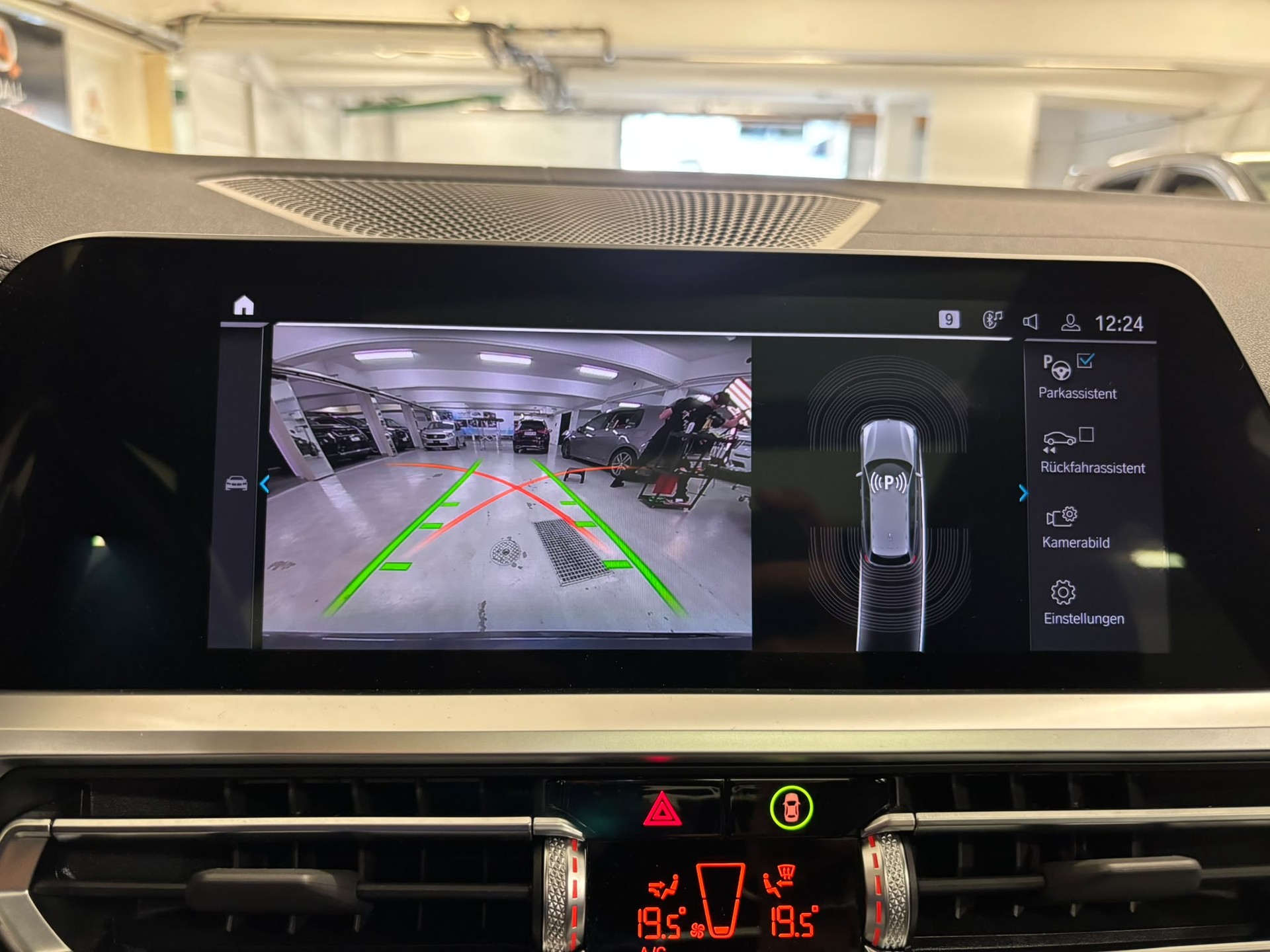 BMW 330e x DriveTouring M Sport Steptronic-image-17