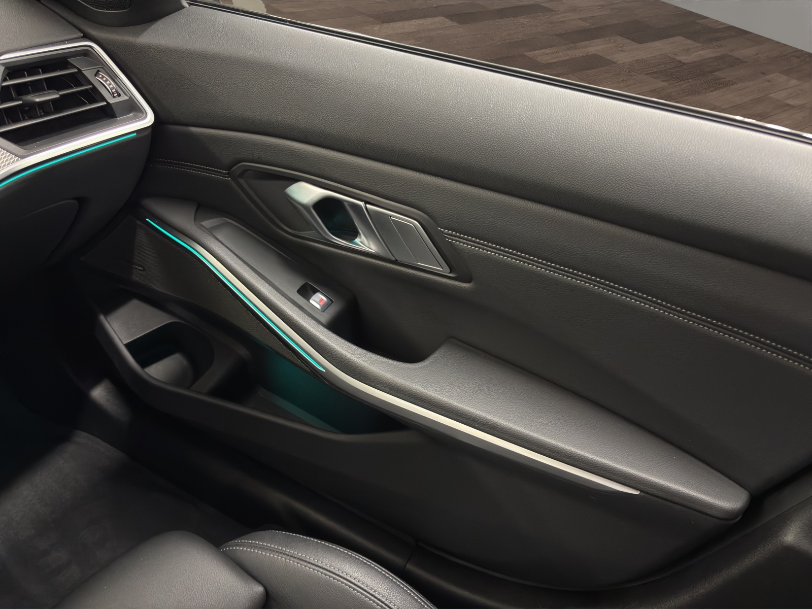 BMW 330e x DriveTouring M Sport Steptronic-image-19