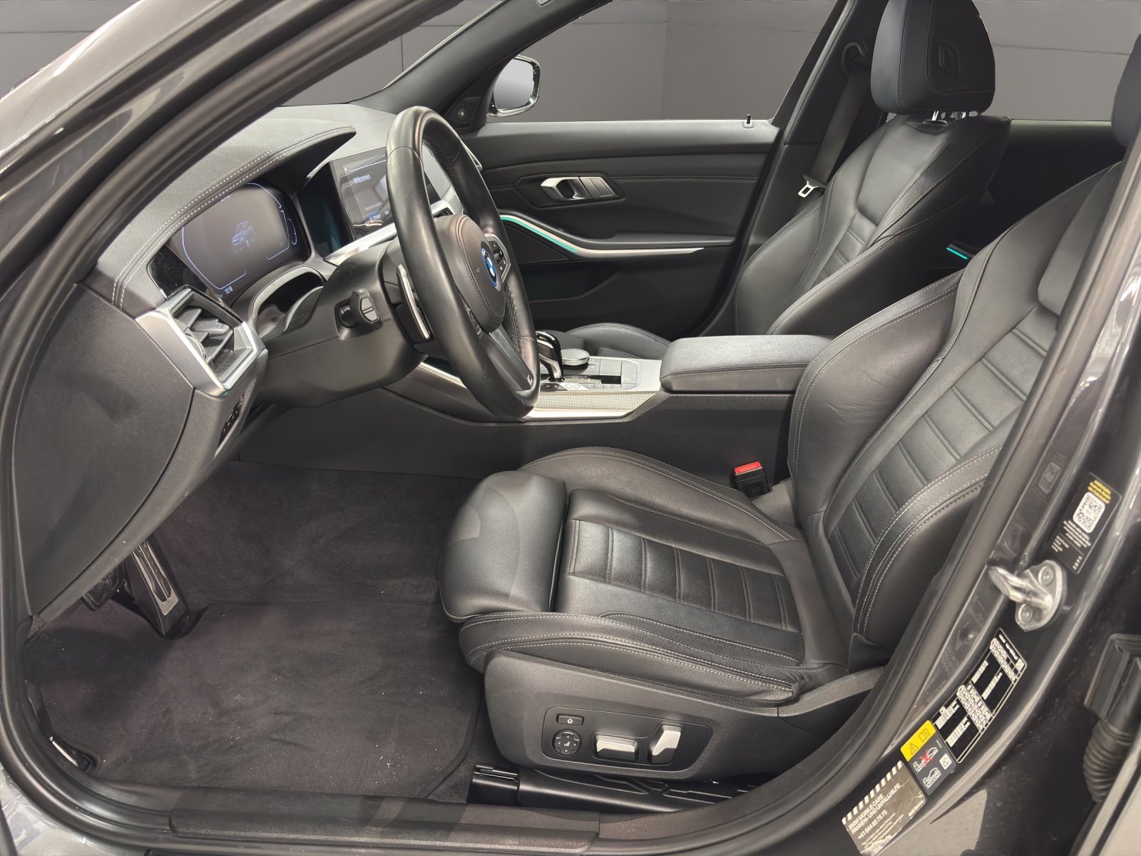 BMW 330e x DriveTouring M Sport Steptronic-image-8