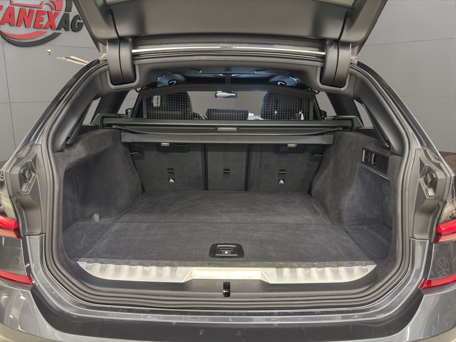BMW 330e x DriveTouring M Sport Steptronic-image-22