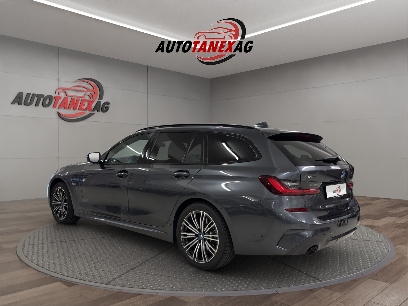 BMW 330e x DriveTouring M Sport Steptronic-image-2