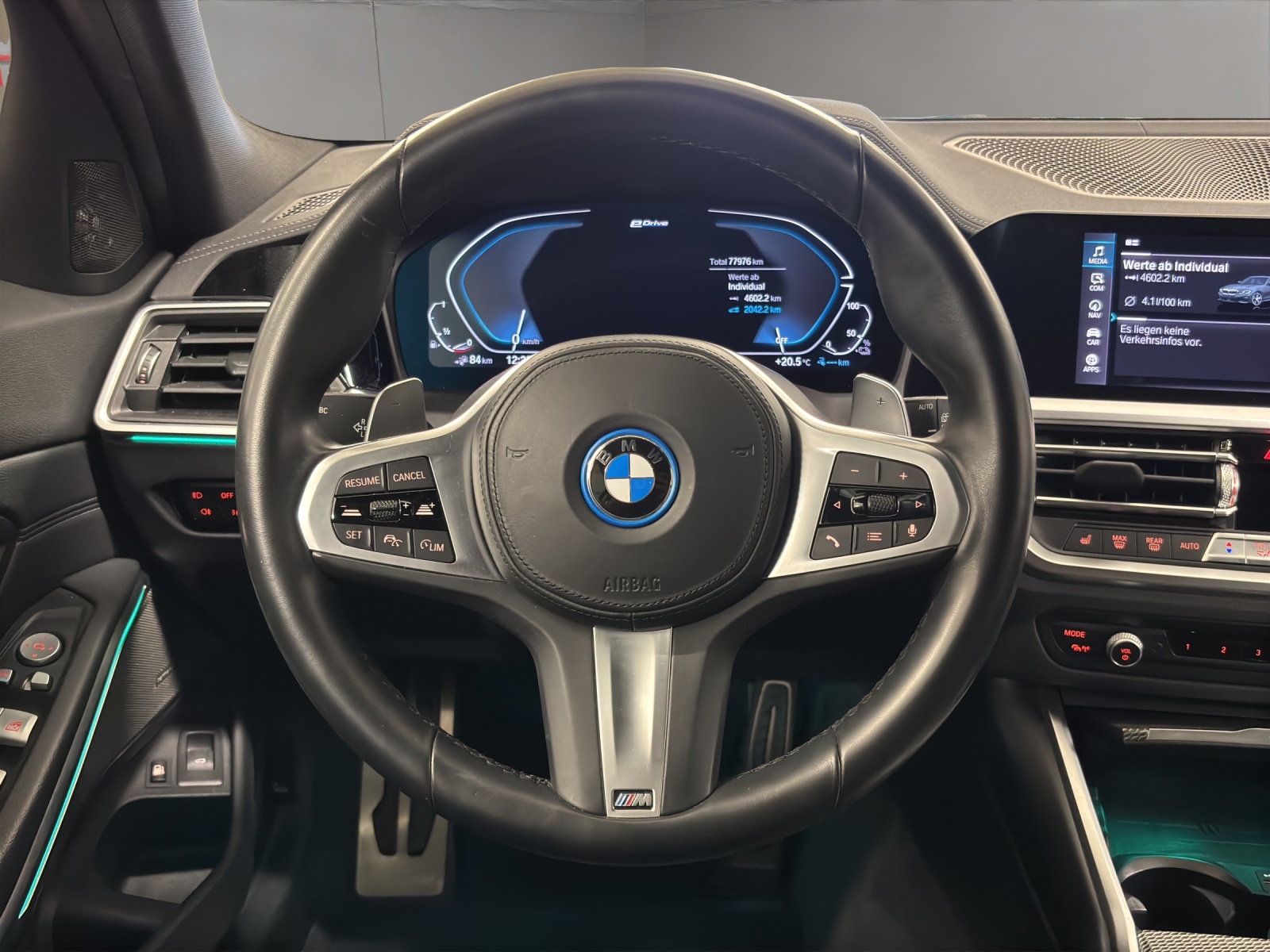 BMW 330e x DriveTouring M Sport Steptronic-image-9