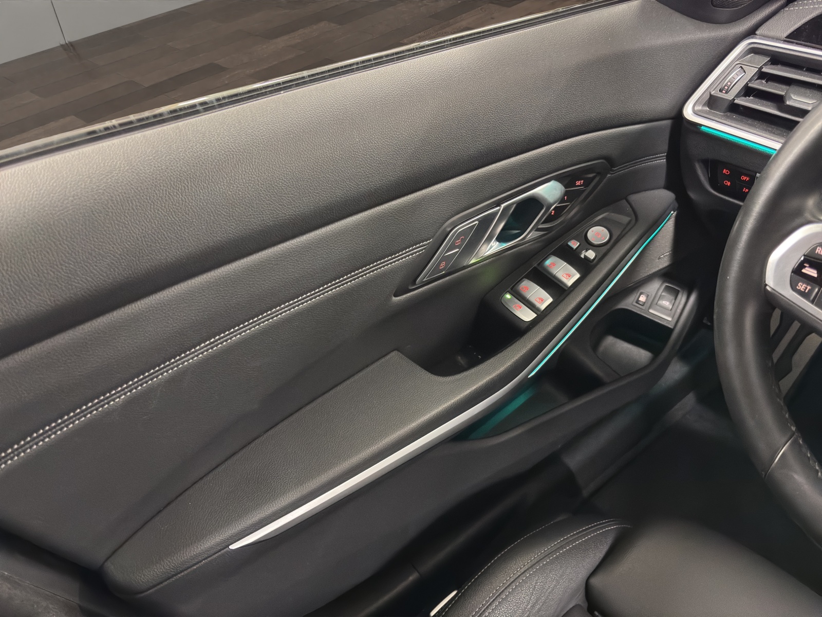 BMW 330e x DriveTouring M Sport Steptronic-image-12