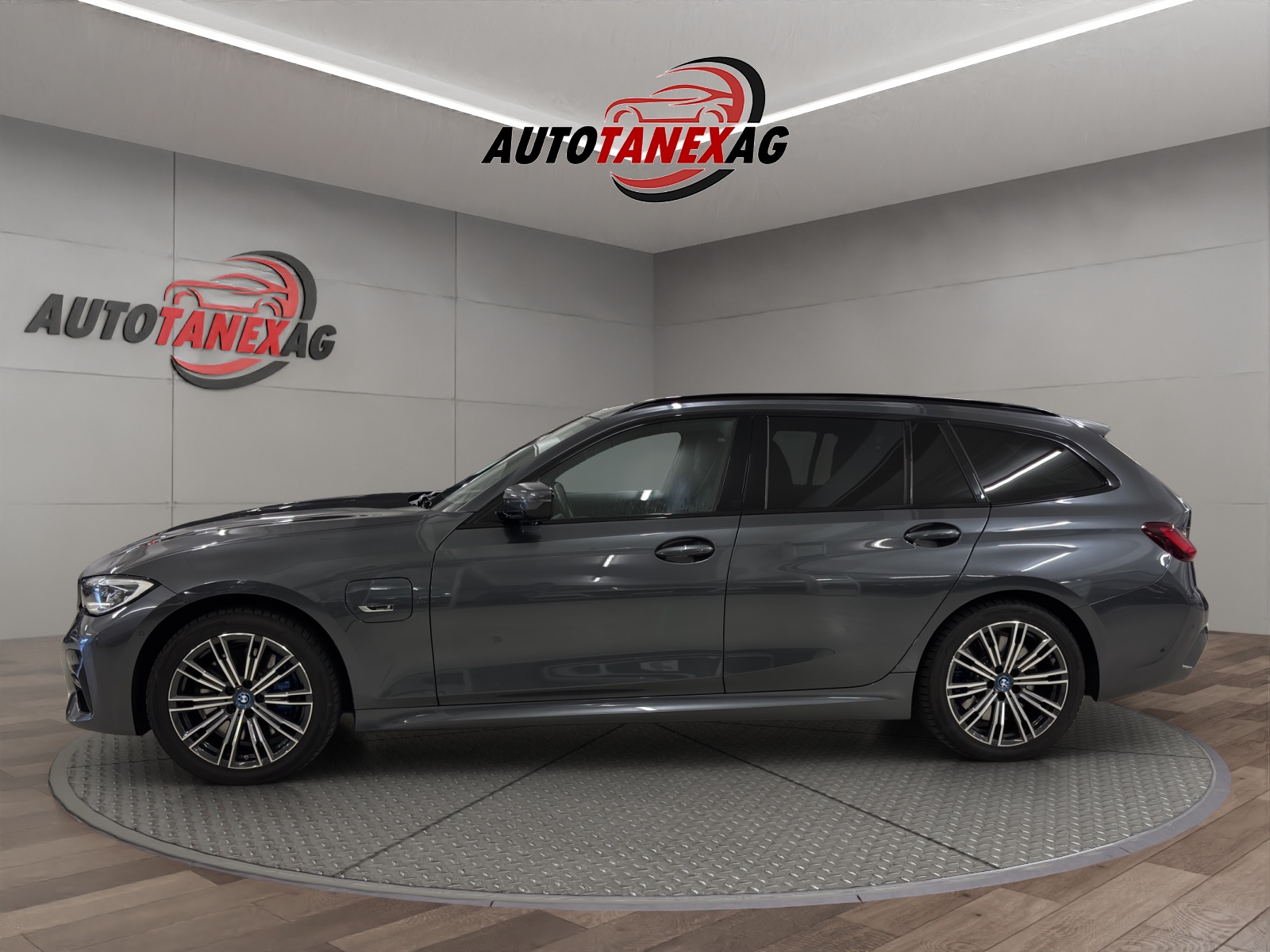 BMW 330e x DriveTouring M Sport Steptronic-image-1