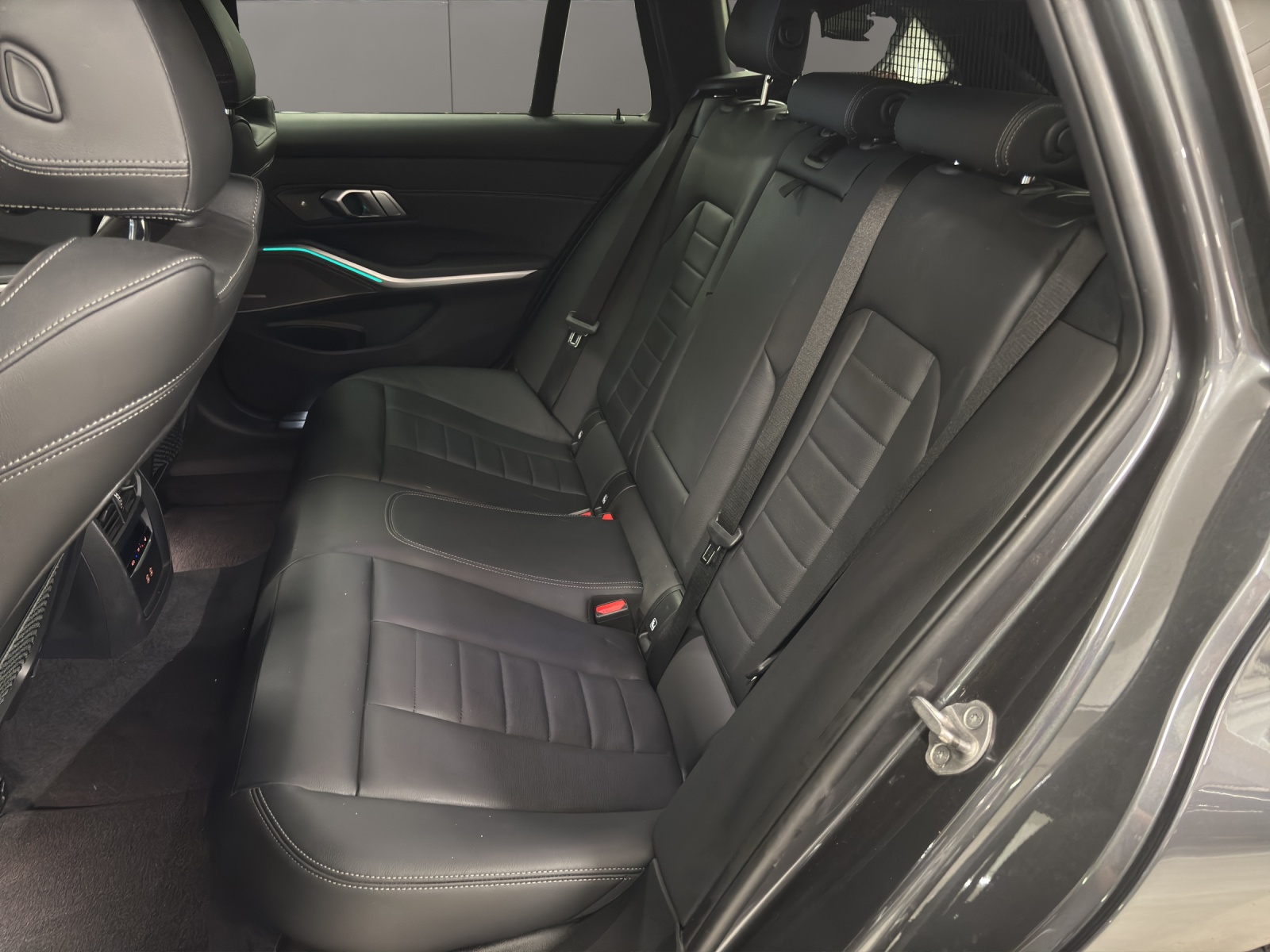 BMW 330e x DriveTouring M Sport Steptronic-image-13