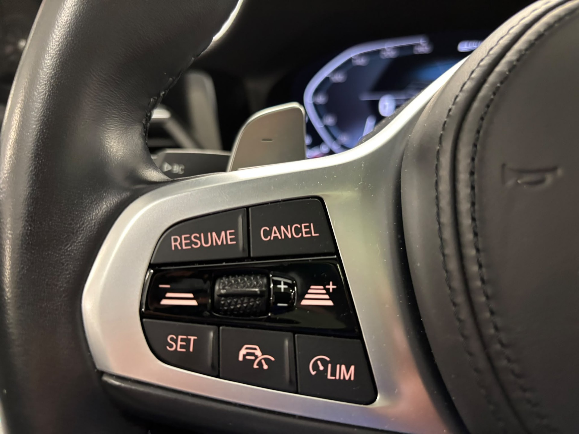 BMW 330e x DriveTouring M Sport Steptronic-image-26