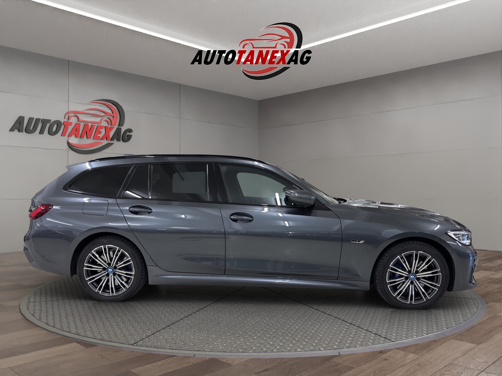 BMW 330e x DriveTouring M Sport Steptronic-image-6