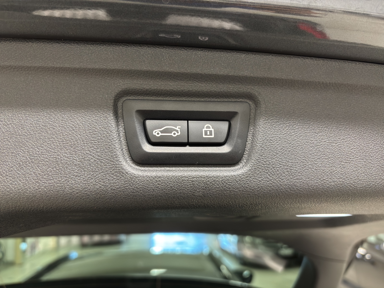BMW 330e x DriveTouring M Sport Steptronic-image-24