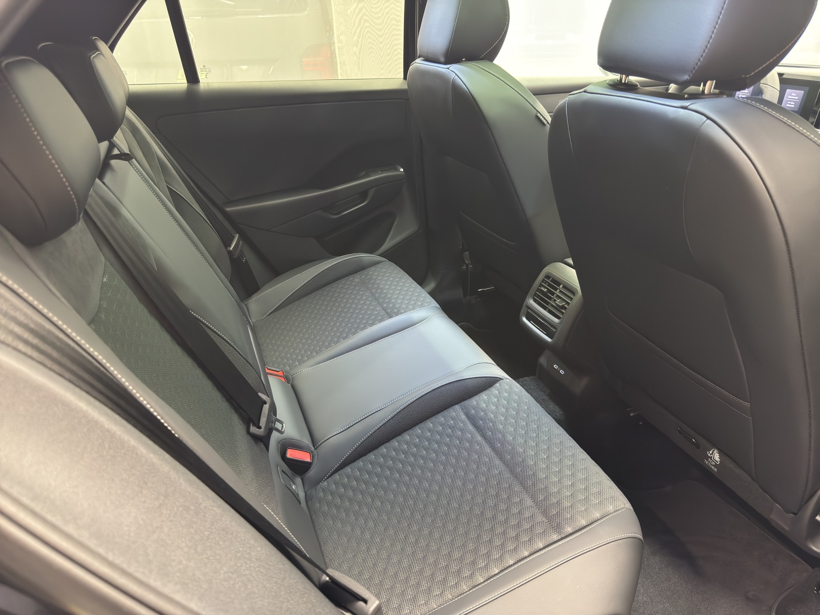 VW T-Roc 1.5 eTSI R-Line DSG-image-9