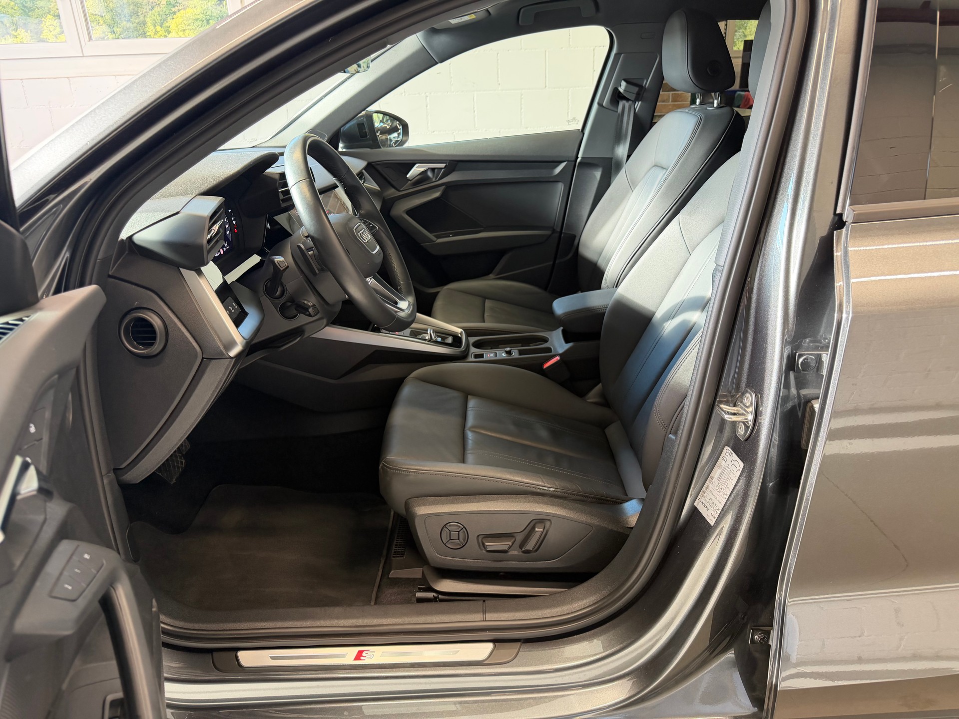 AUDI A3 Sportback 35 TFSI S line Attraction S-tronic-image-5