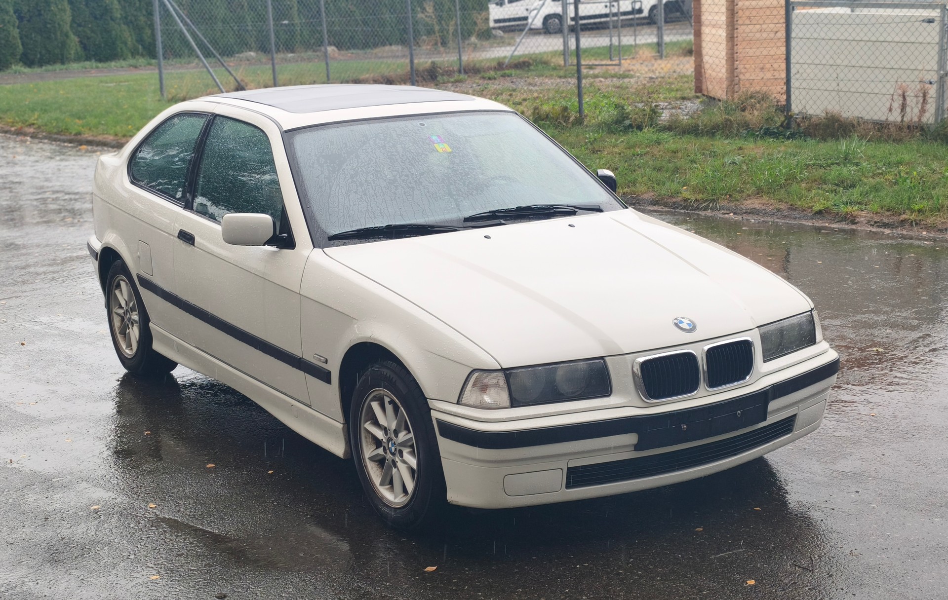 BMW 318ti A Exclusiv Toit Panoramique-image-1