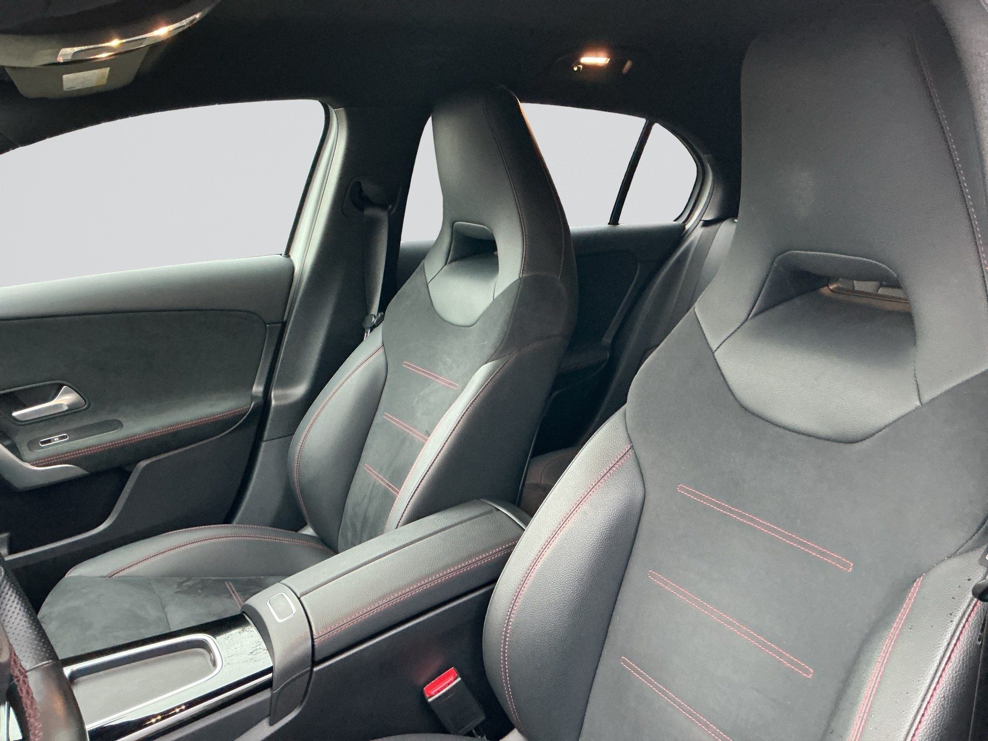MERCEDES-BENZ A 200 7G-DCT AMG Line-image-6