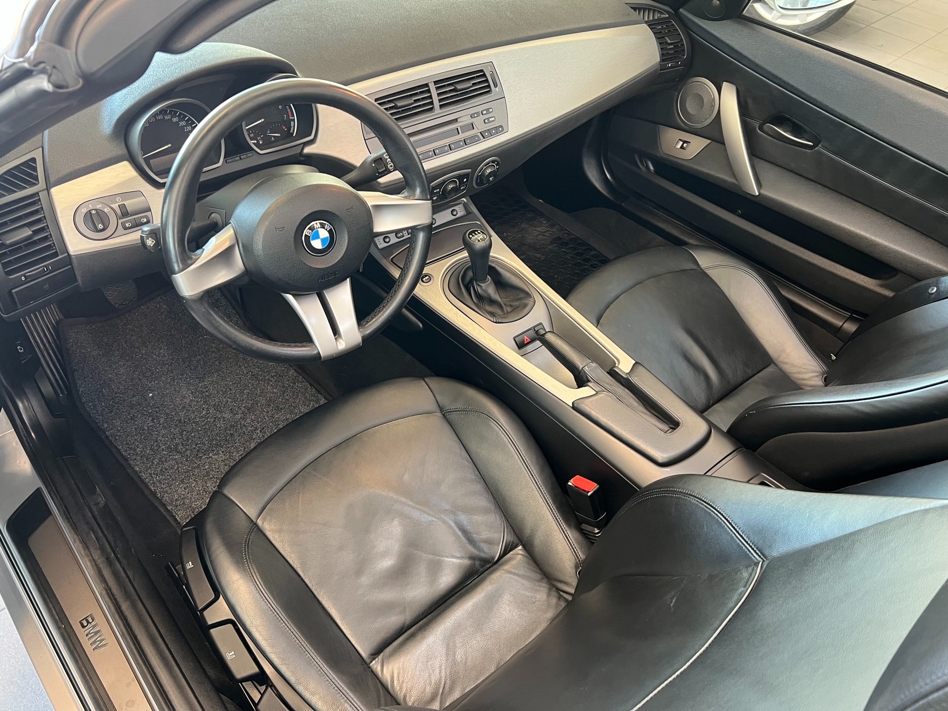 BMW Z4 2.5i Roadster-image-8