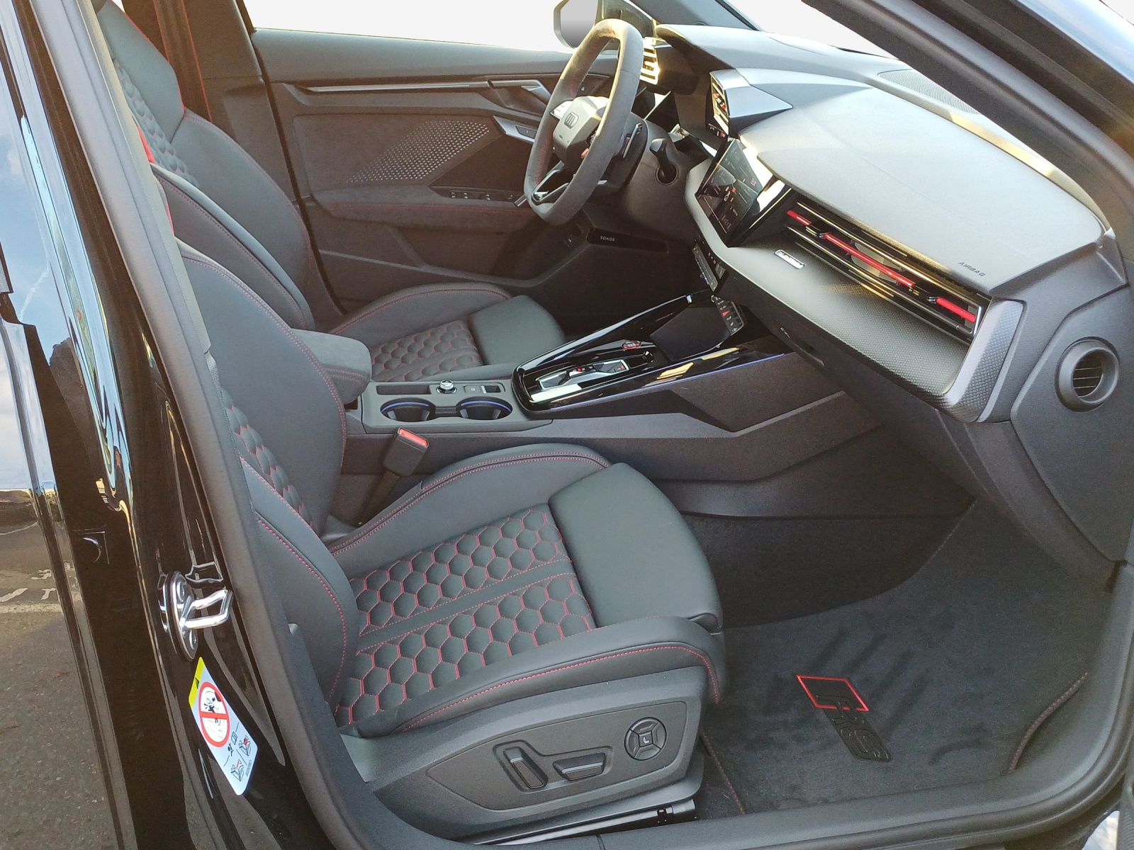 AUDI RS3 Limousine 2.5 TSI quattro S-tronic-image-14