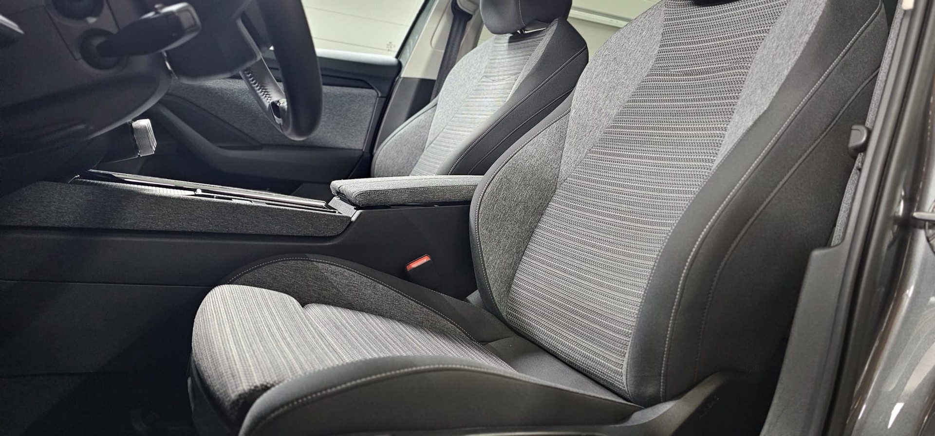 SKODA Superb Combi 2.0 TDi Selection DSG *MIT ANHÄNGERKUPPLUNG*-image-9