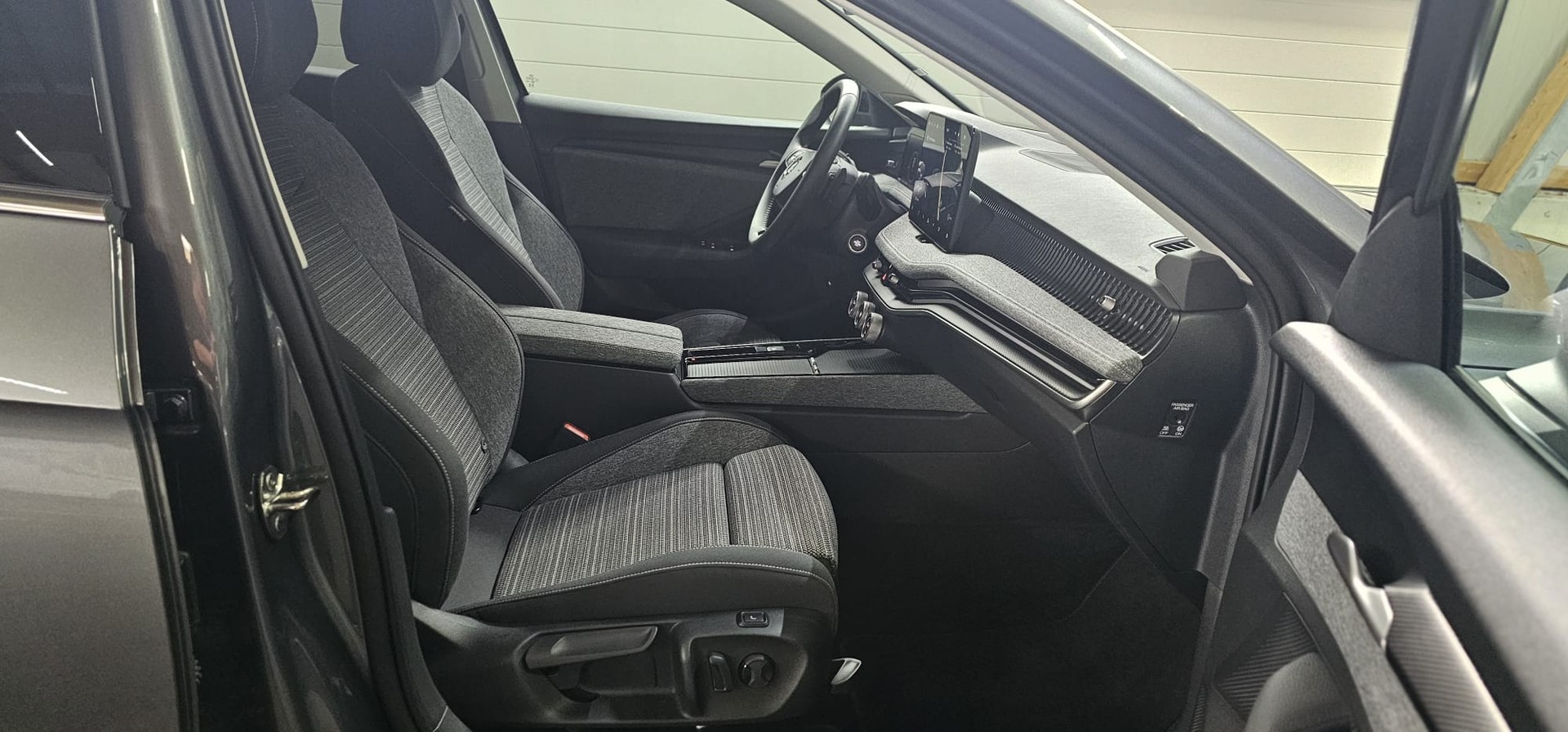 SKODA Superb Combi 2.0 TDi Selection DSG *MIT ANHÄNGERKUPPLUNG*-image-25