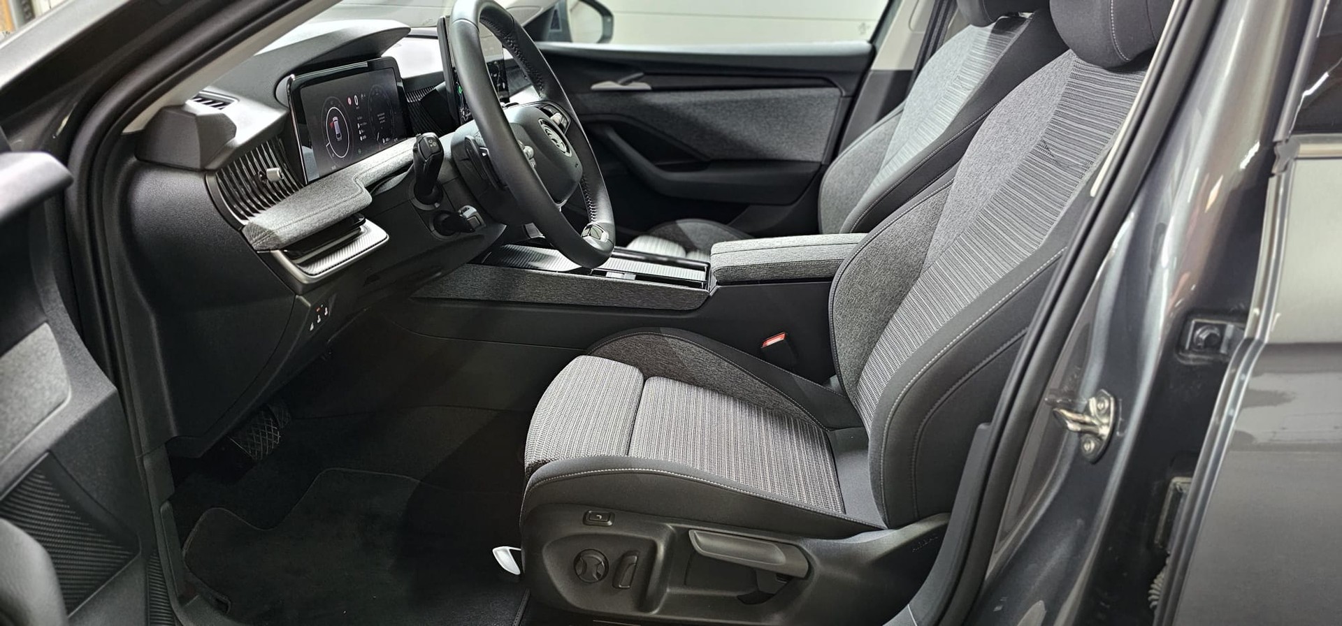 SKODA Superb Combi 2.0 TDi Selection DSG *MIT ANHÄNGERKUPPLUNG*-image-8