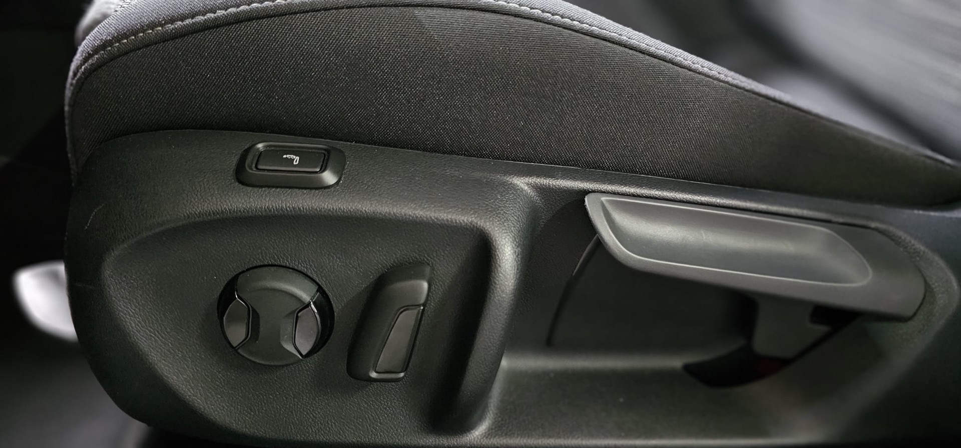 SKODA Superb Combi 2.0 TDi Selection DSG *MIT ANHÄNGERKUPPLUNG*-image-16