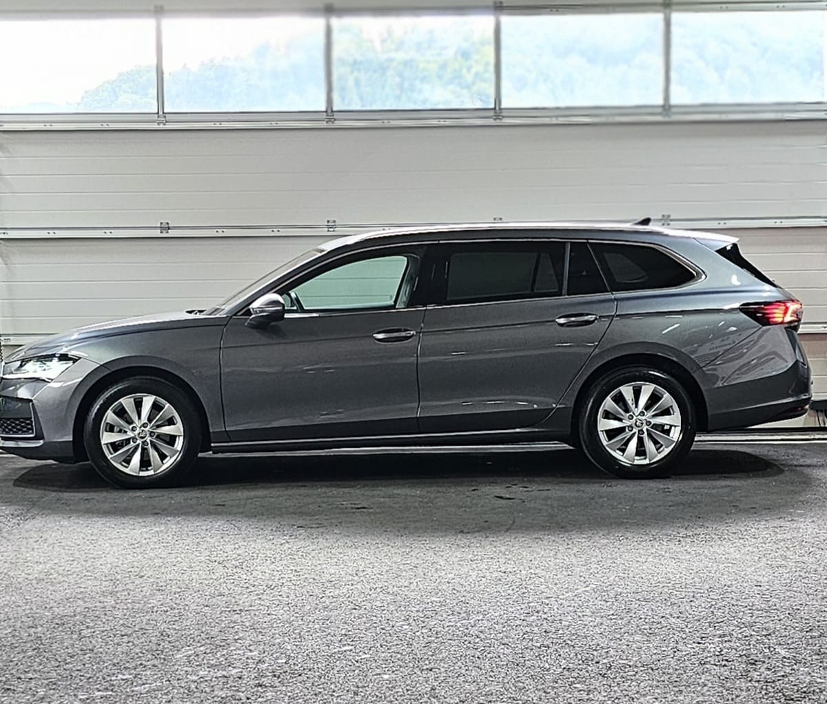 SKODA Superb Combi 2.0 TDi Selection DSG *MIT ANHÄNGERKUPPLUNG*-image-1