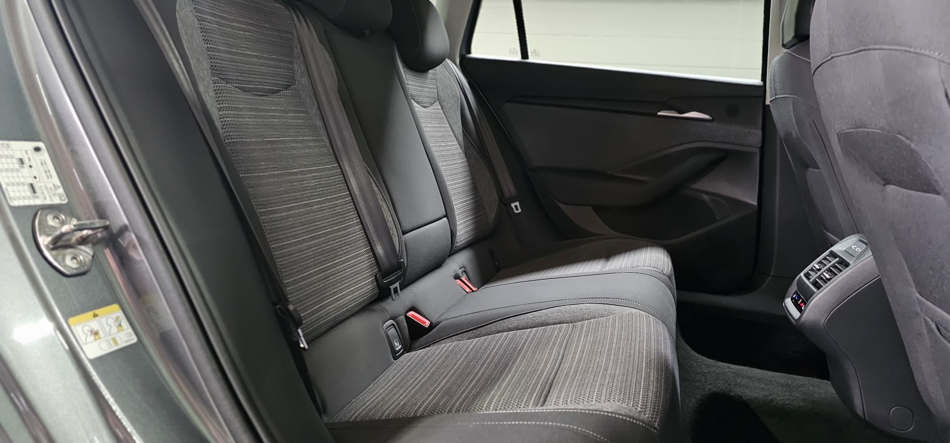 SKODA Superb Combi 2.0 TDi Selection DSG *MIT ANHÄNGERKUPPLUNG*-image-28