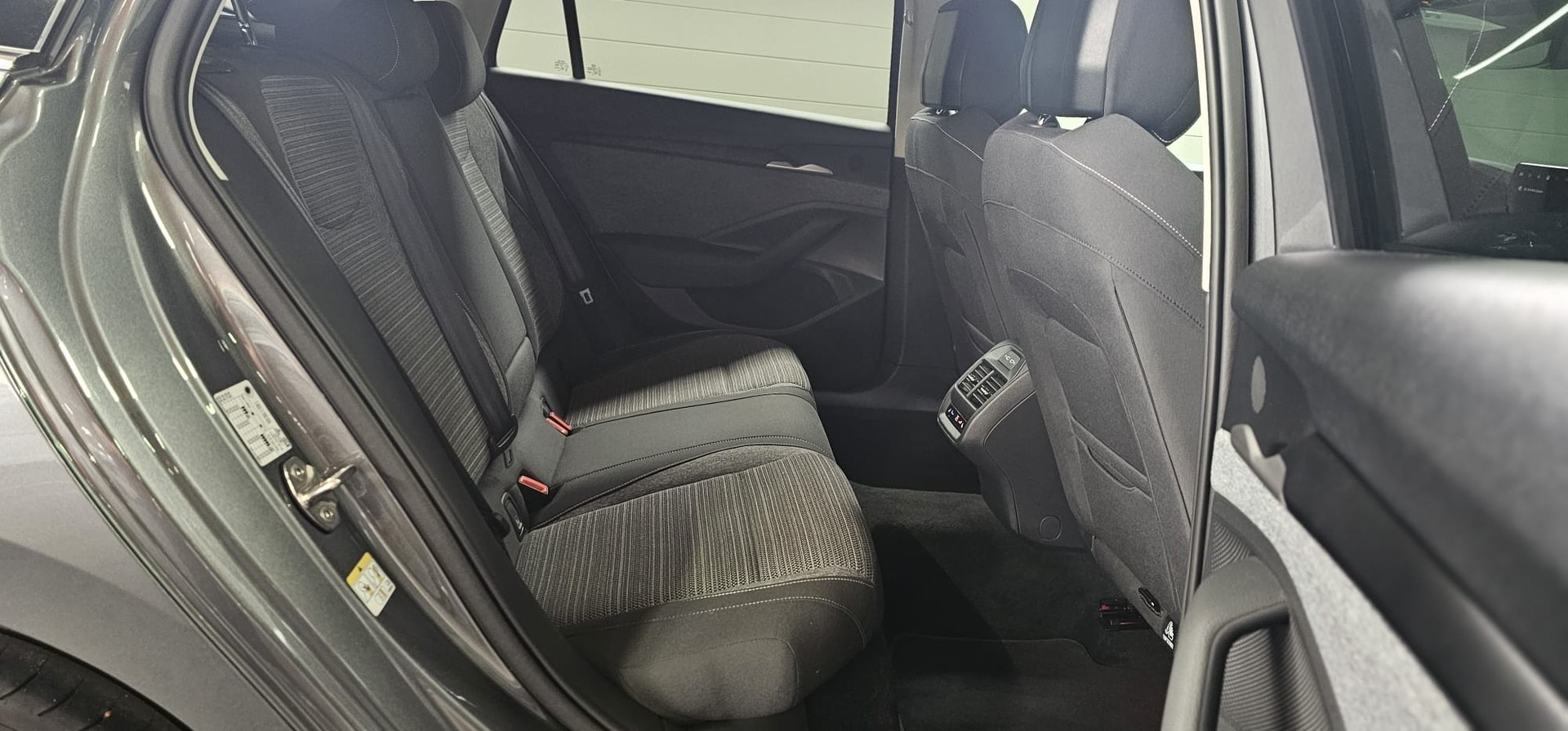 SKODA Superb Combi 2.0 TDi Selection DSG *MIT ANHÄNGERKUPPLUNG*-image-27