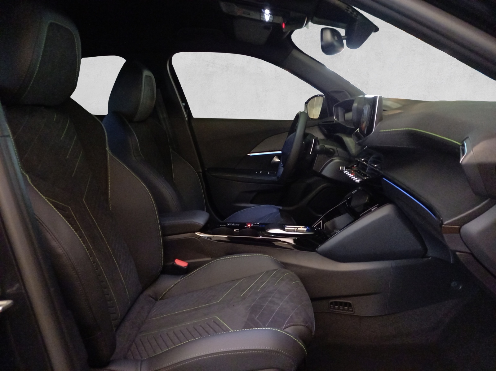 PEUGEOT 2008 1.2 Hybrid GT-image-13