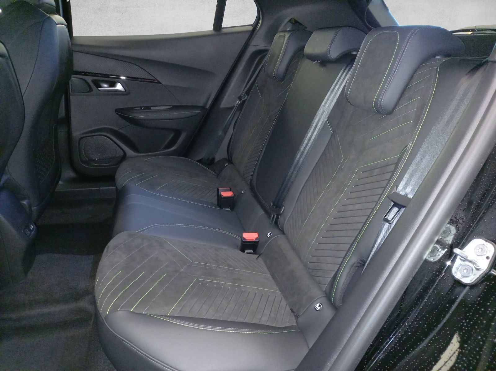 PEUGEOT 2008 1.2 Hybrid GT-image-11