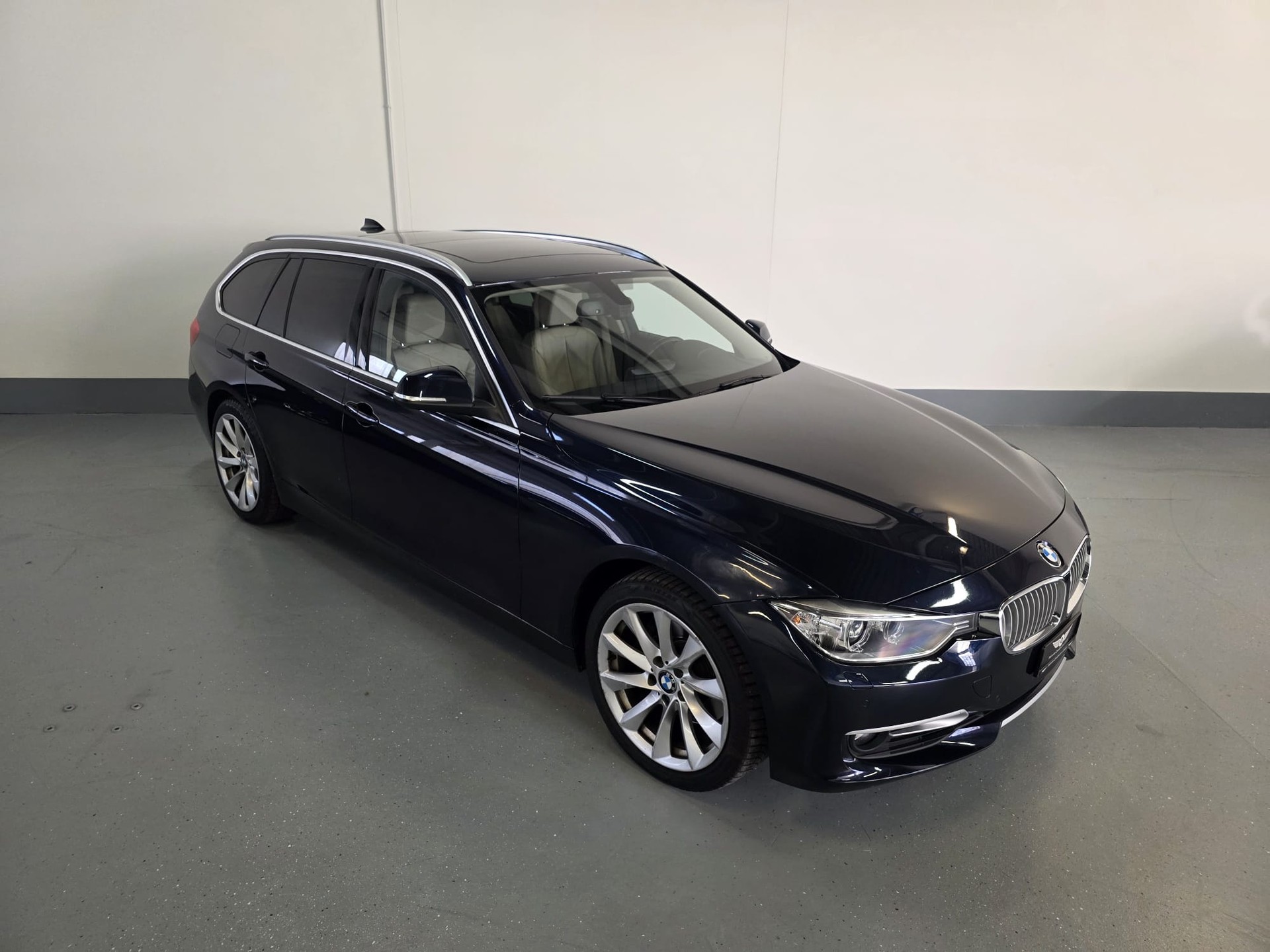 BMW 328i xDrive Touring Modern Line Steptronic-showroom-element-1