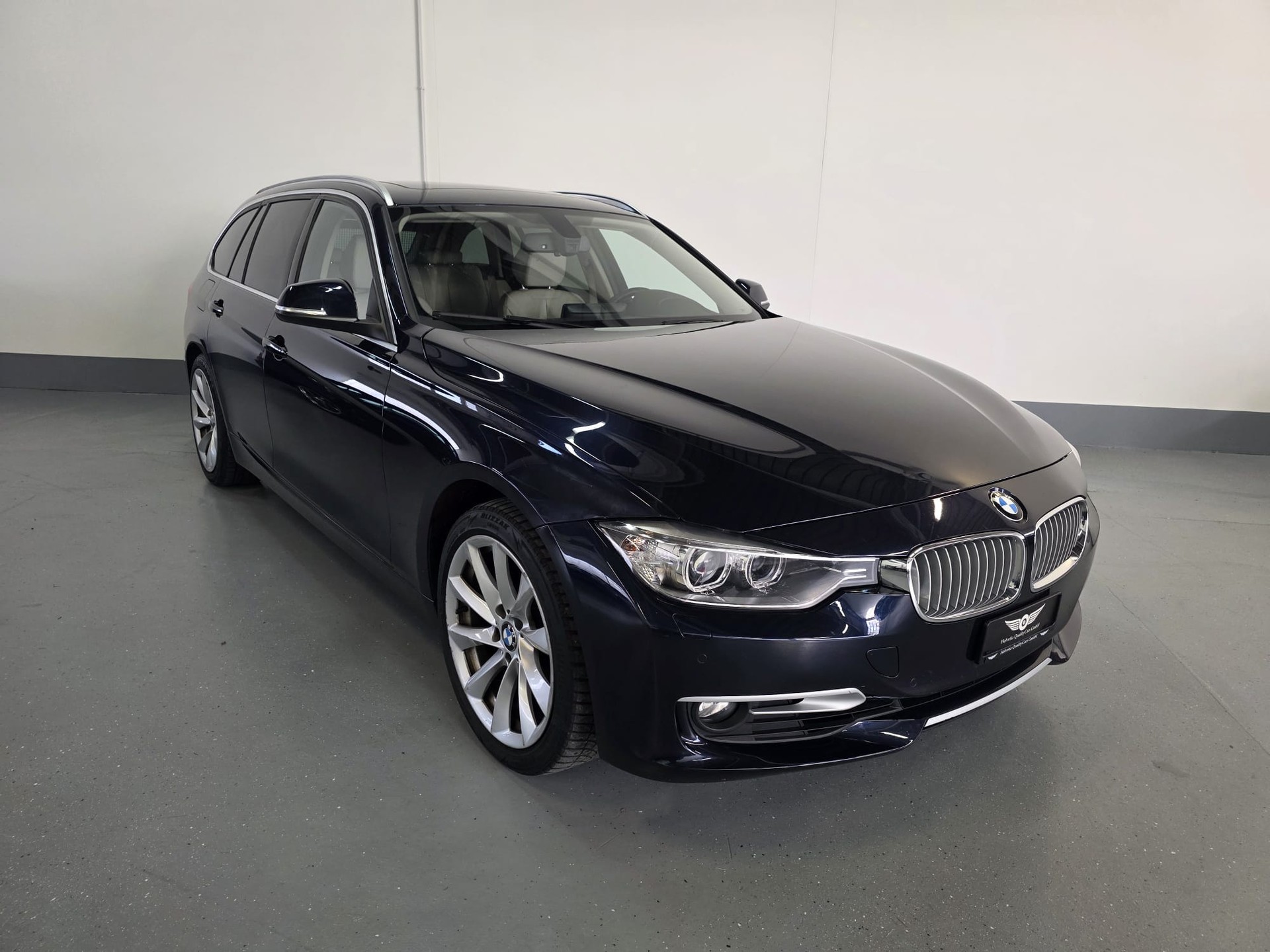 BMW 328i xDrive Touring Modern Line Steptronic-showroom-element-3