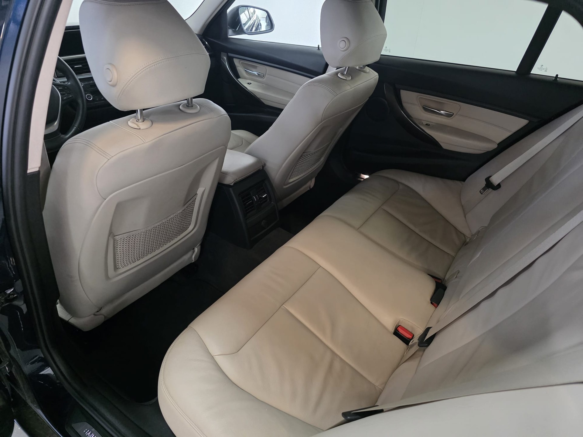 BMW 328i xDrive Touring Modern Line Steptronic-image-15