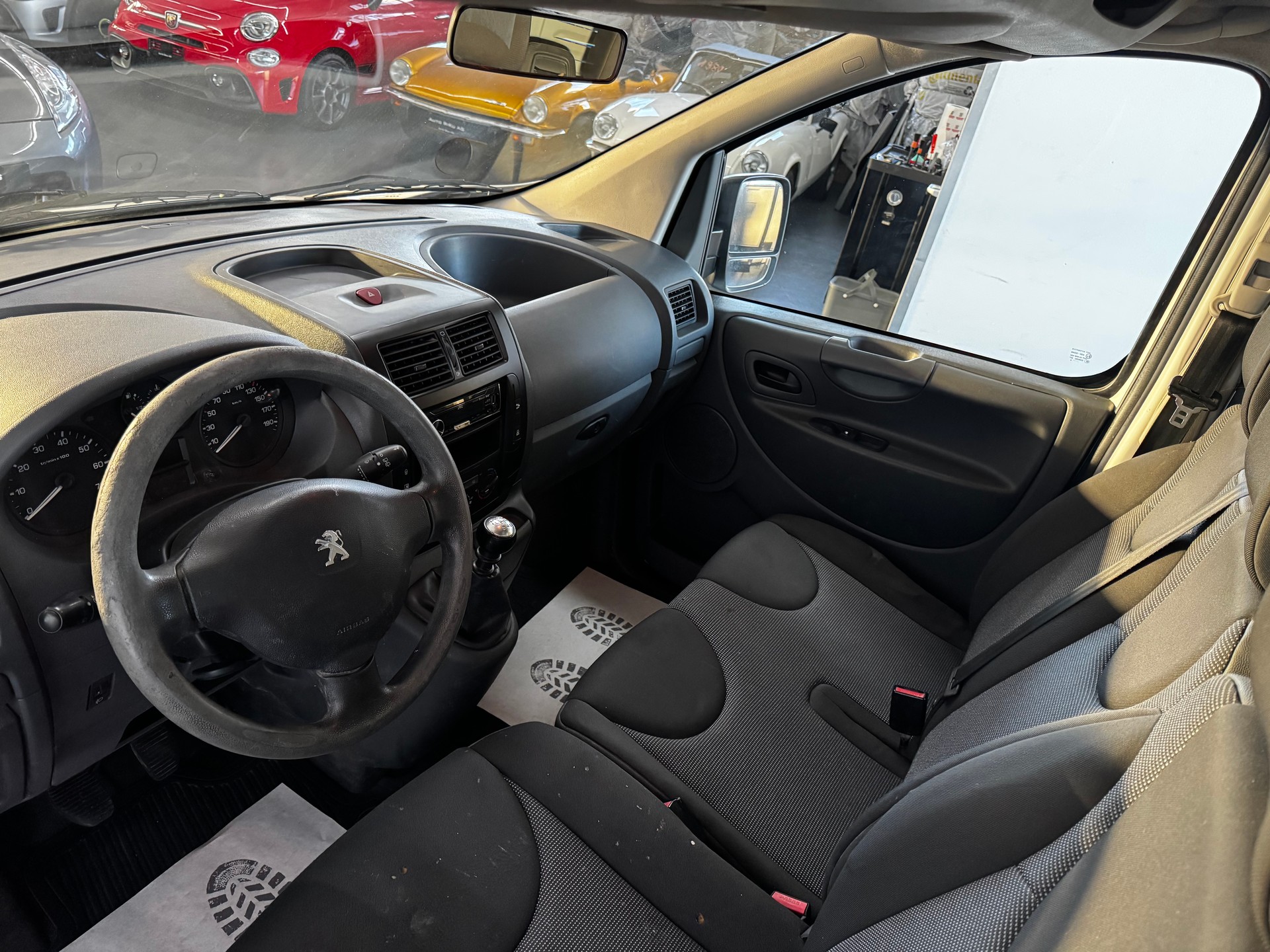 PEUGEOT Expert 2.0 HDi 229 L2H1-image-16