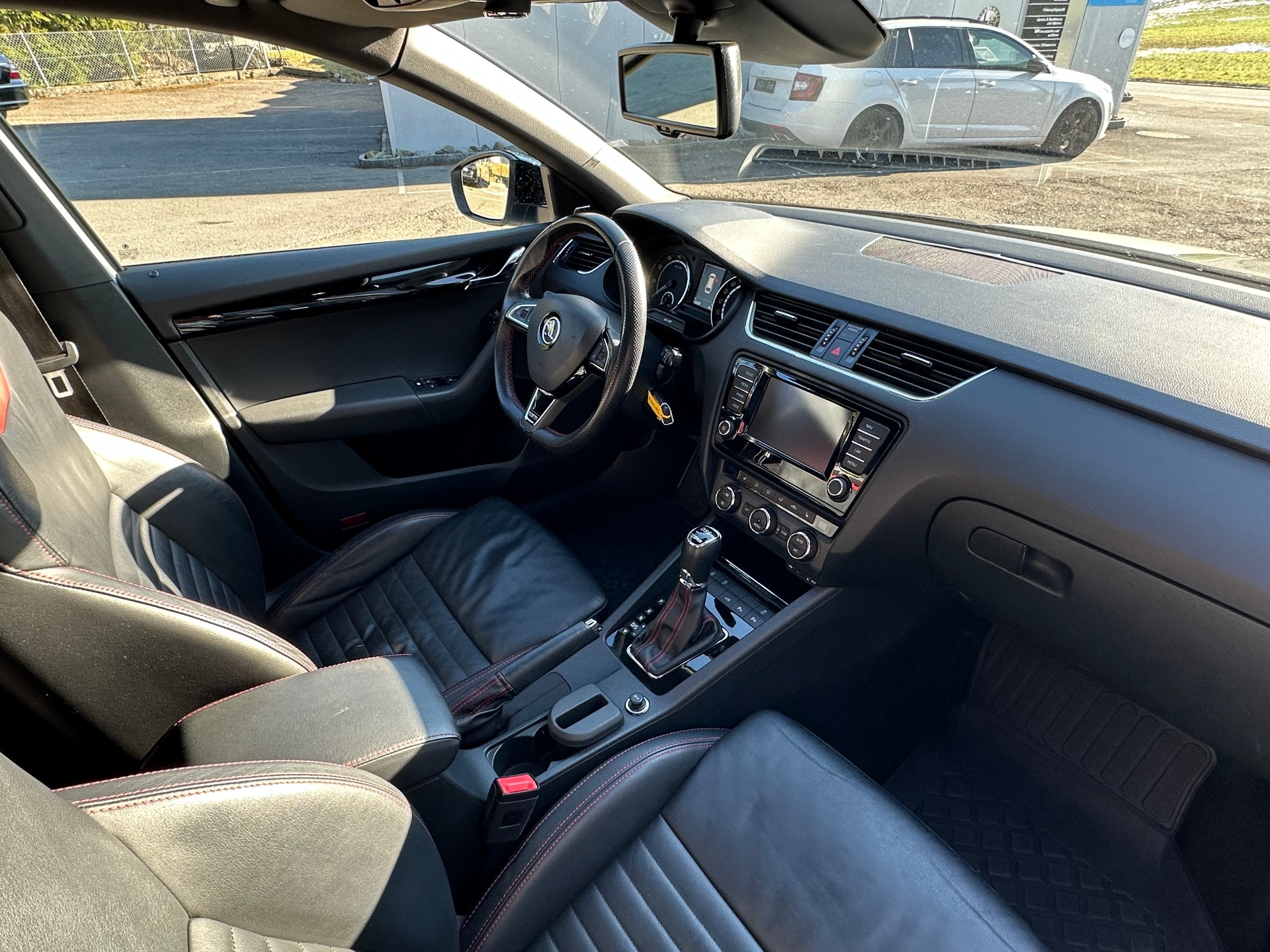 SKODA Octavia Combi 2.0 TSI RS 230 DSG-image-15