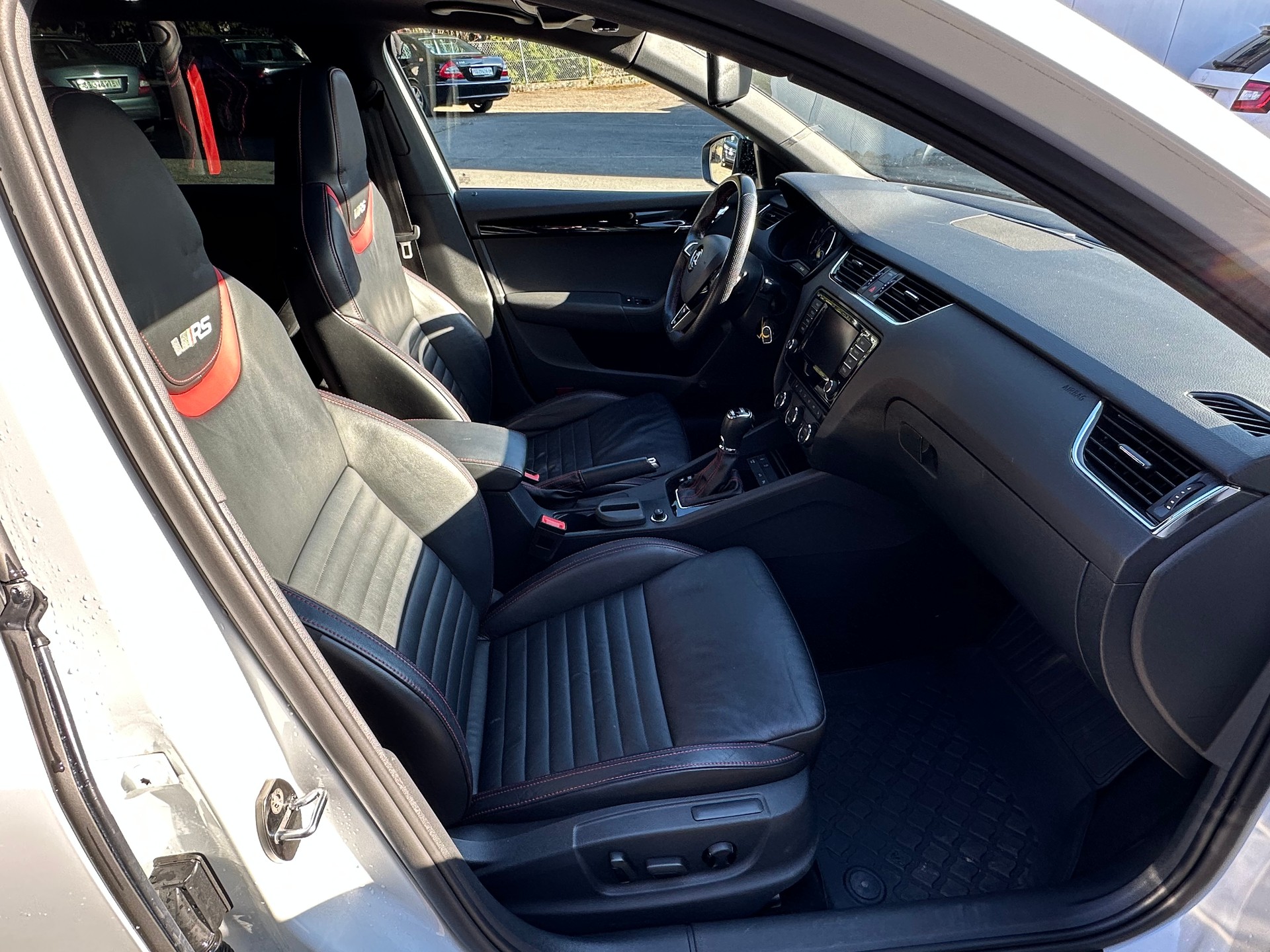SKODA Octavia Combi 2.0 TSI RS 230 DSG-image-16