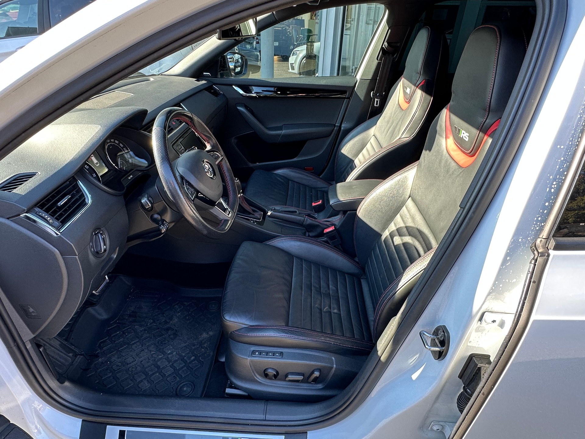 SKODA Octavia Combi 2.0 TSI RS 230 DSG-image-14