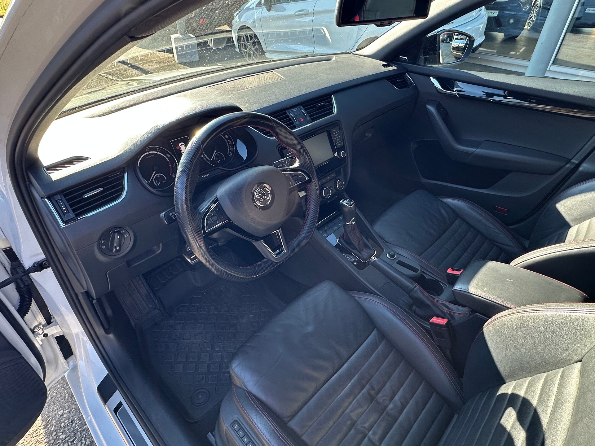 SKODA Octavia Combi 2.0 TSI RS 230 DSG-image-10