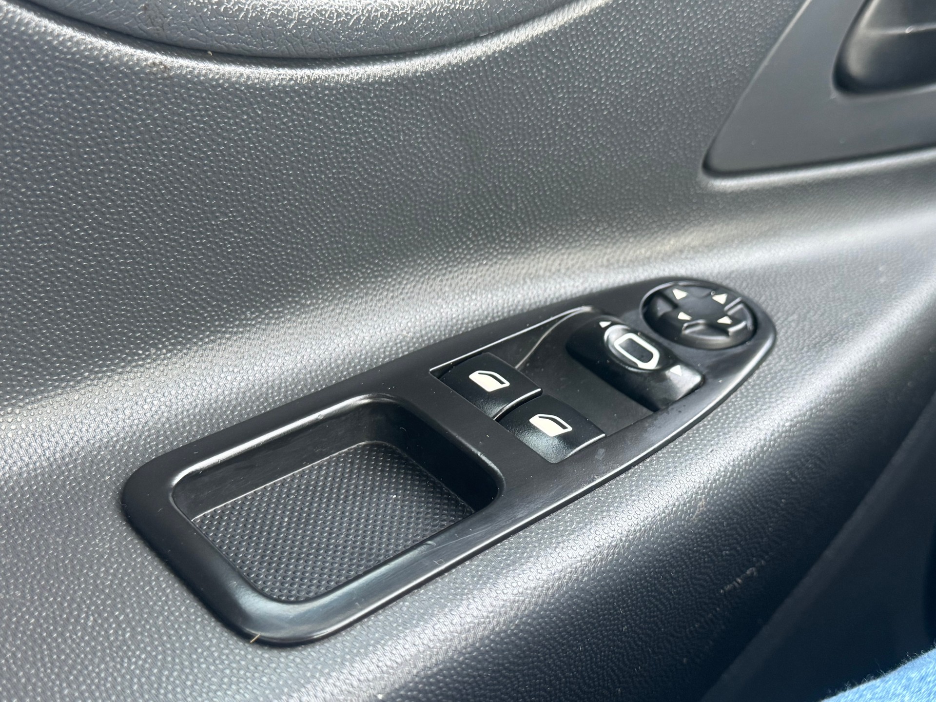 PEUGEOT Expert 2.0 HDi 229 L2H1-image-10