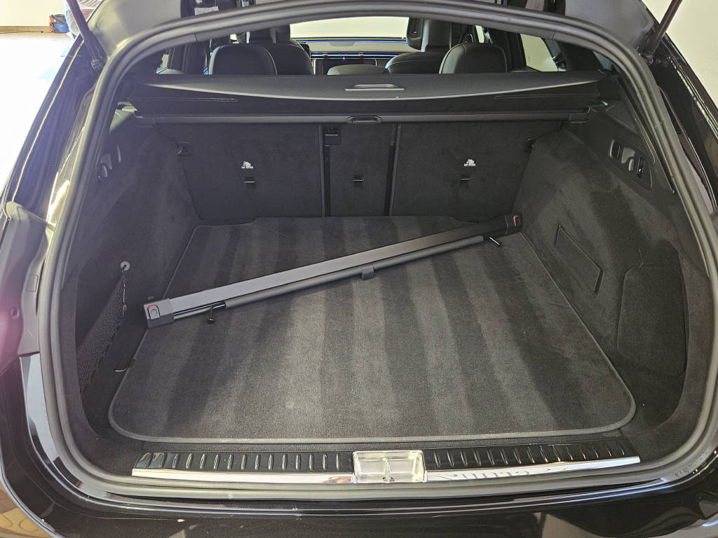 MERCEDES-BENZ E 200 4Matic AMG Line Kombi-image-3