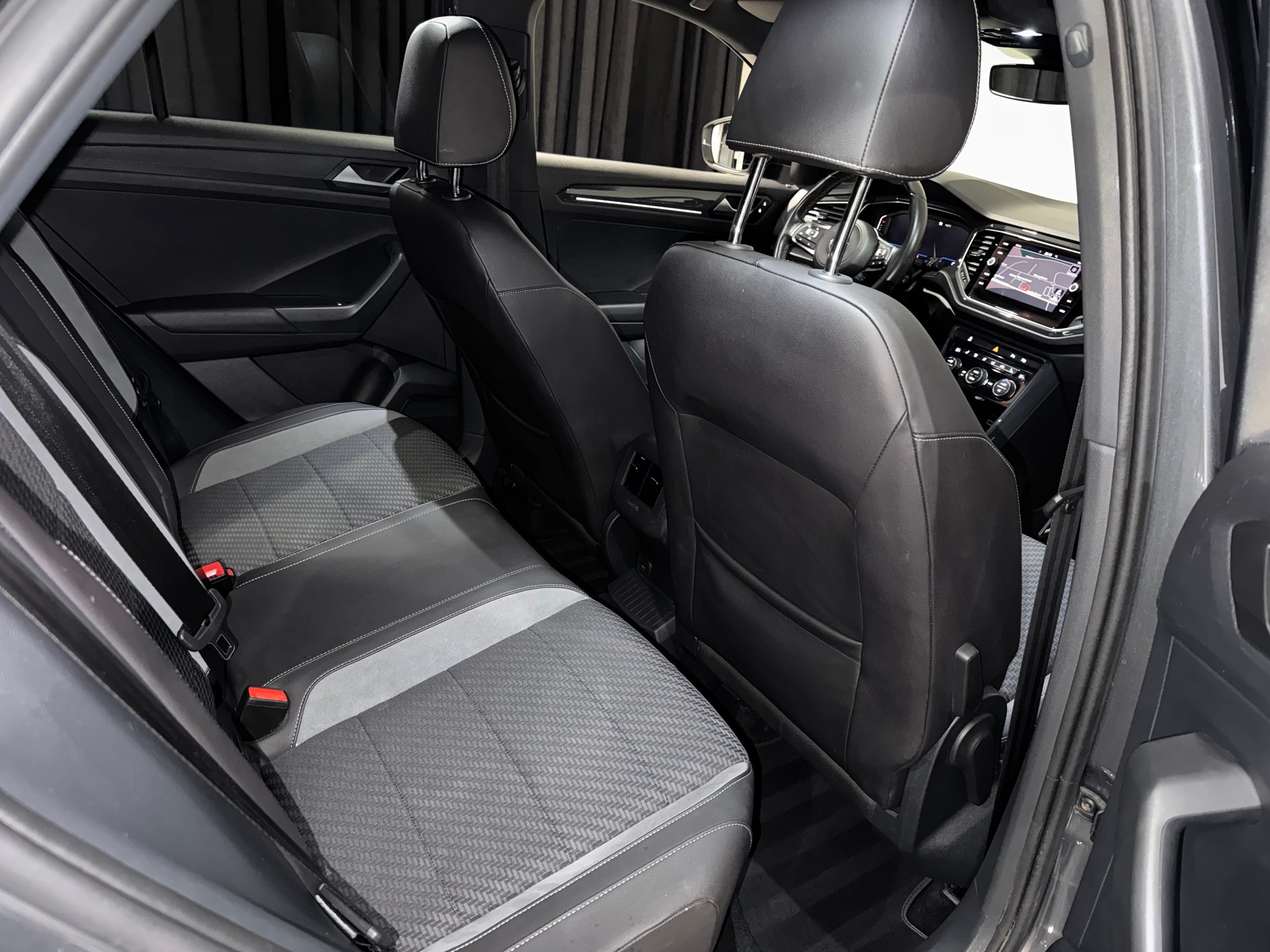 VW T-Roc 2.0 TSI R-Line Sport DSG 4Motion | 1.Hand | CH |-image-11