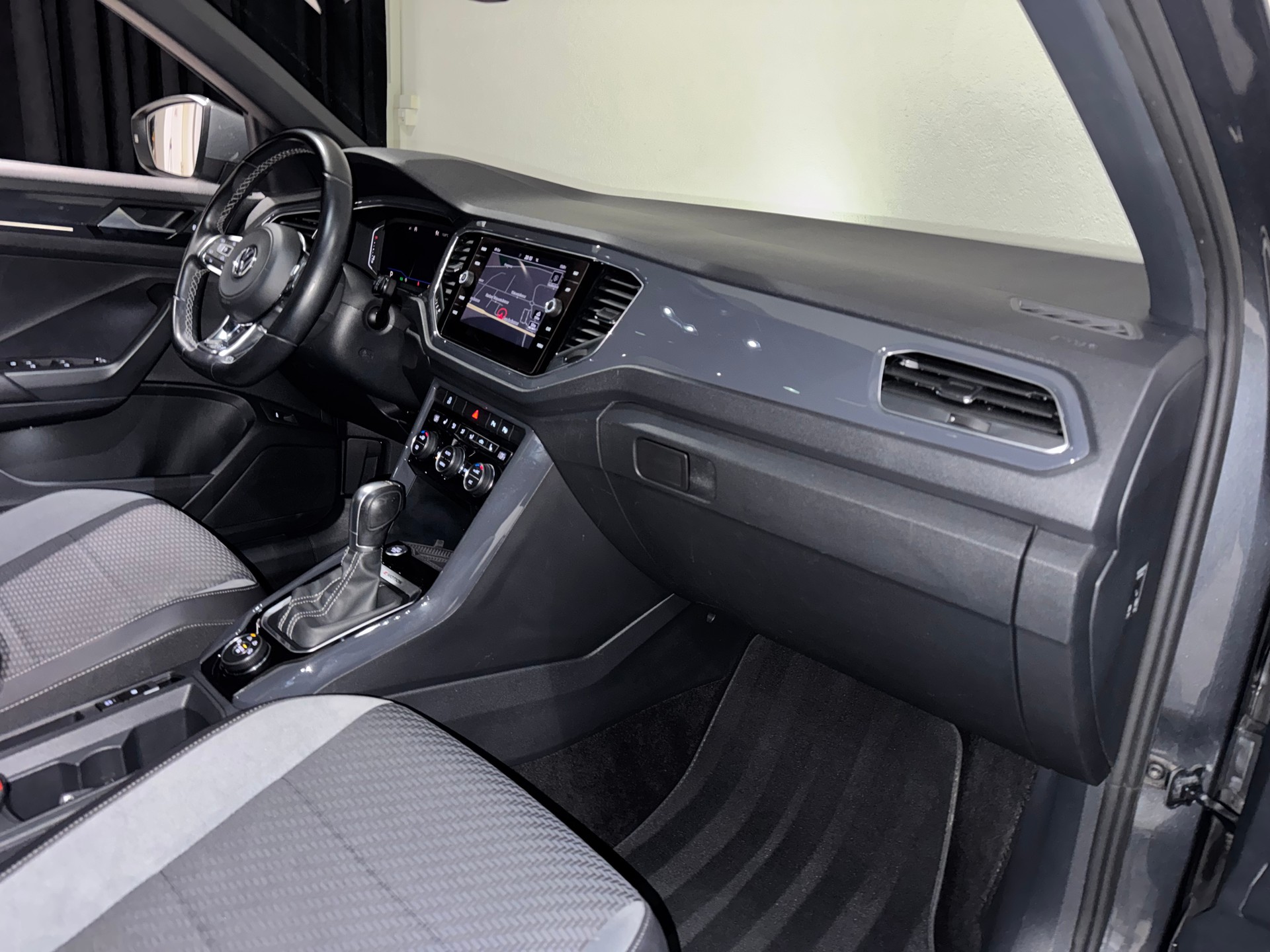 VW T-Roc 2.0 TSI R-Line Sport DSG 4Motion | 1.Hand | CH |-image-8