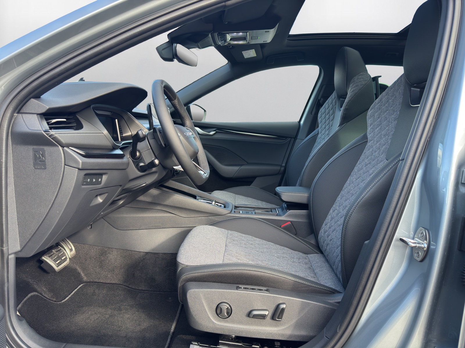 SKODA Octavia Combi 2.0 TSI DSG Dynamic 4x4-image-9