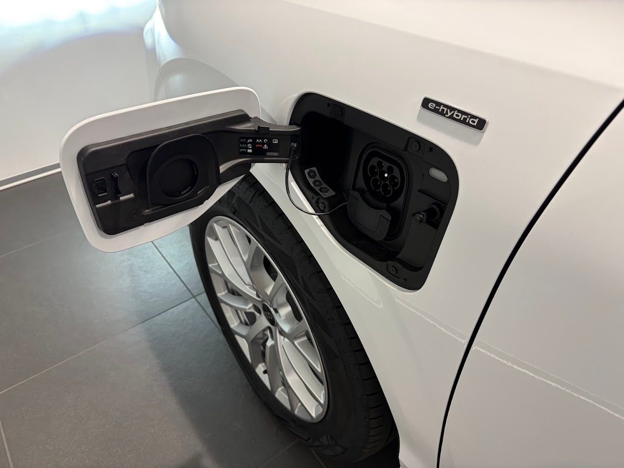 AUDI Q3 SUV e-hybrid 200 kW S tronig-image-10