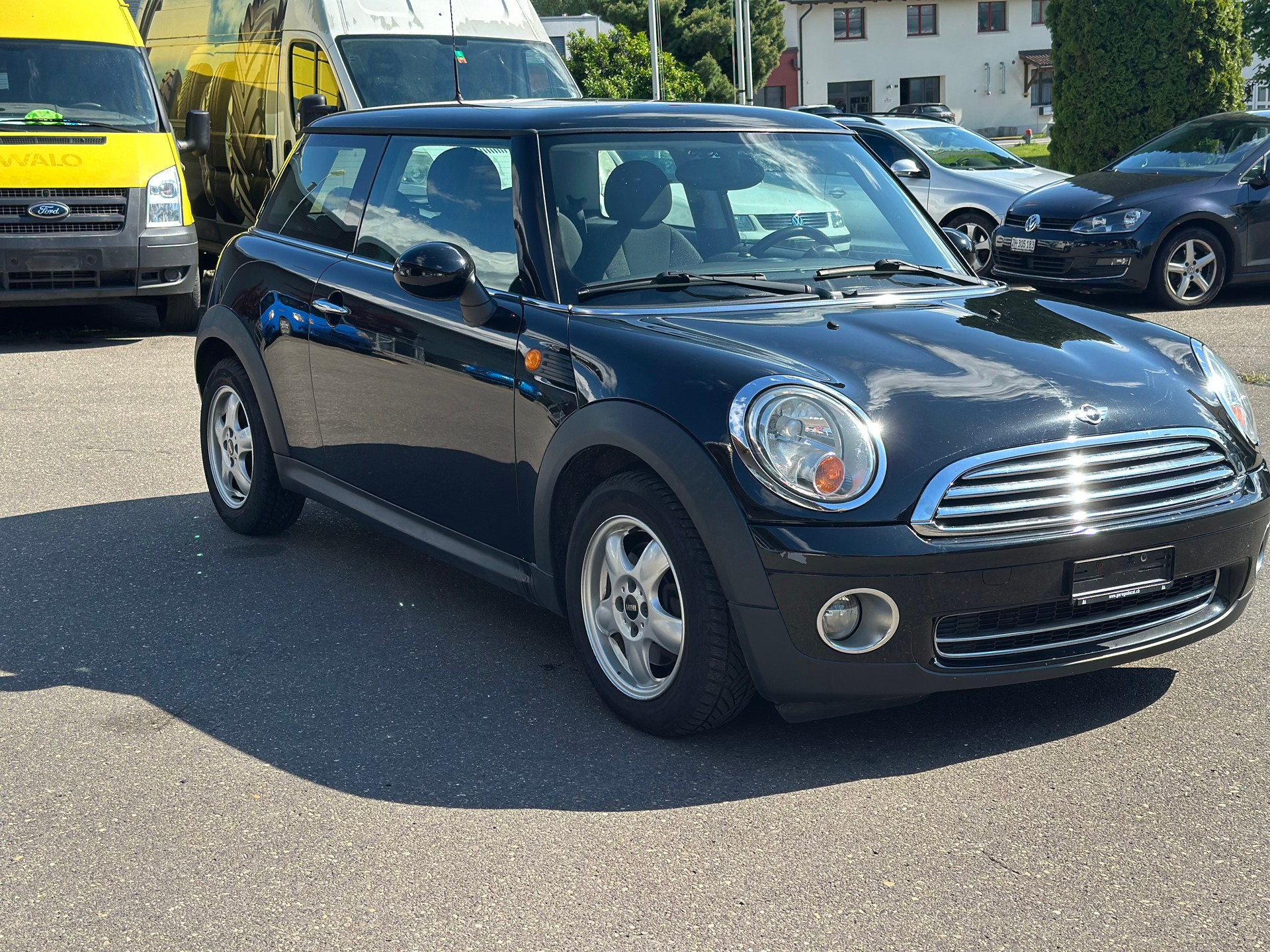 MINI Cooper-showroom-element-3