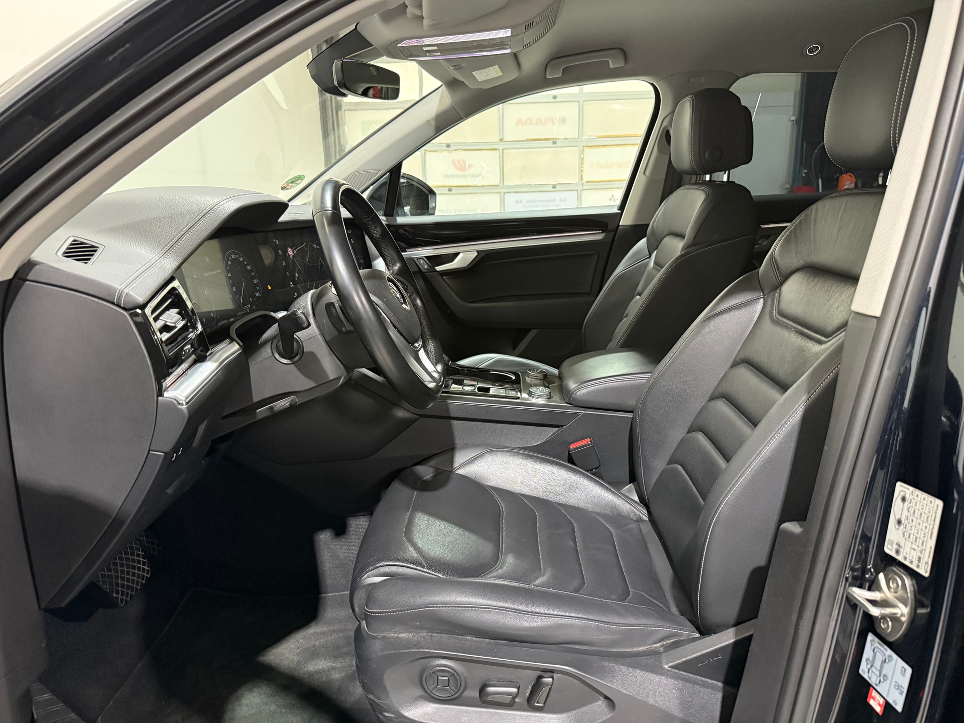 VW Touareg 3.0 TDI Elegance Tiptronic CH Fahrzeug-image-12
