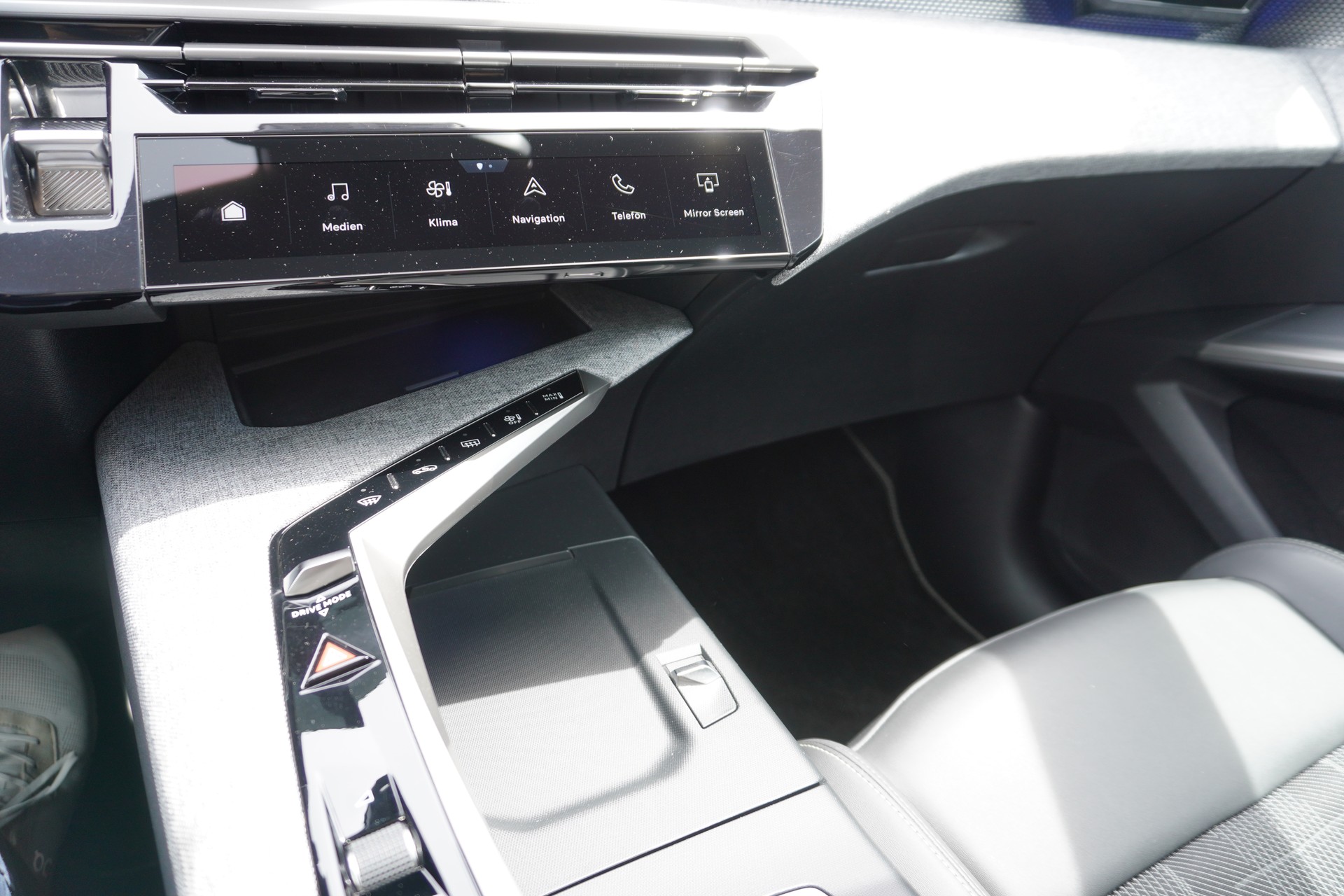 PEUGEOT 5008 145 Hybrid e-DCS6 GT 7-PLÄTZER!!!-image-18