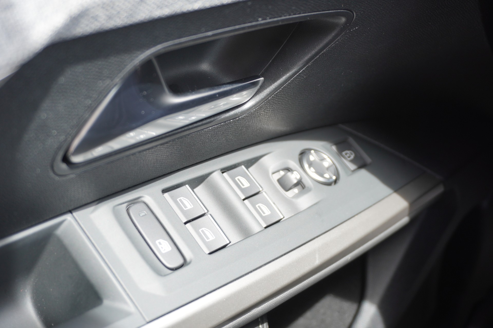 PEUGEOT 5008 145 Hybrid e-DCS6 GT 7-PLÄTZER!!!-image-37