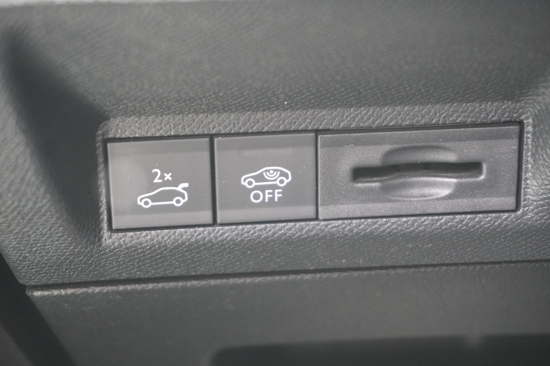 PEUGEOT 5008 145 Hybrid e-DCS6 GT 7-PLÄTZER!!!-image-36