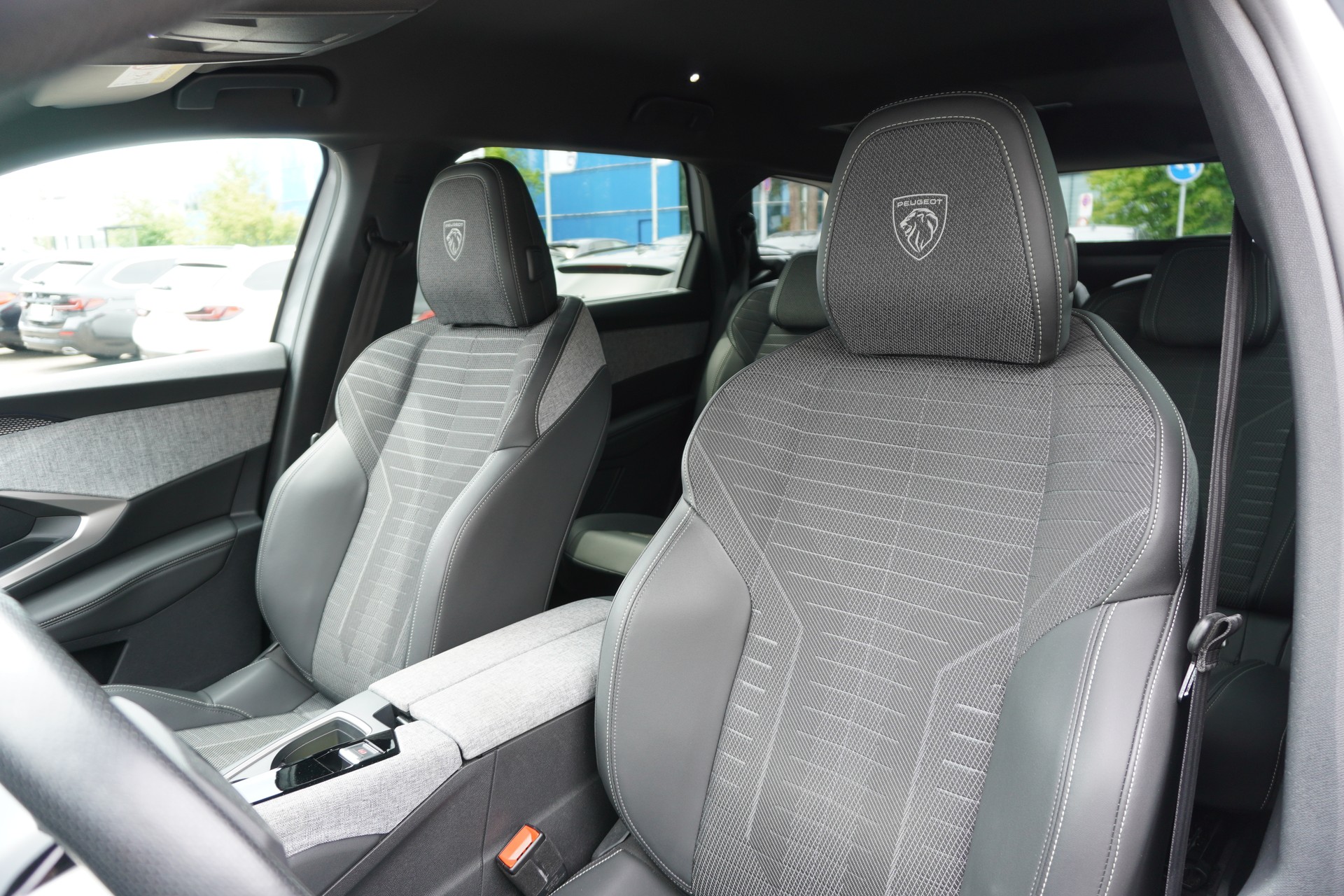 PEUGEOT 5008 145 Hybrid e-DCS6 GT 7-PLÄTZER!!!-image-11